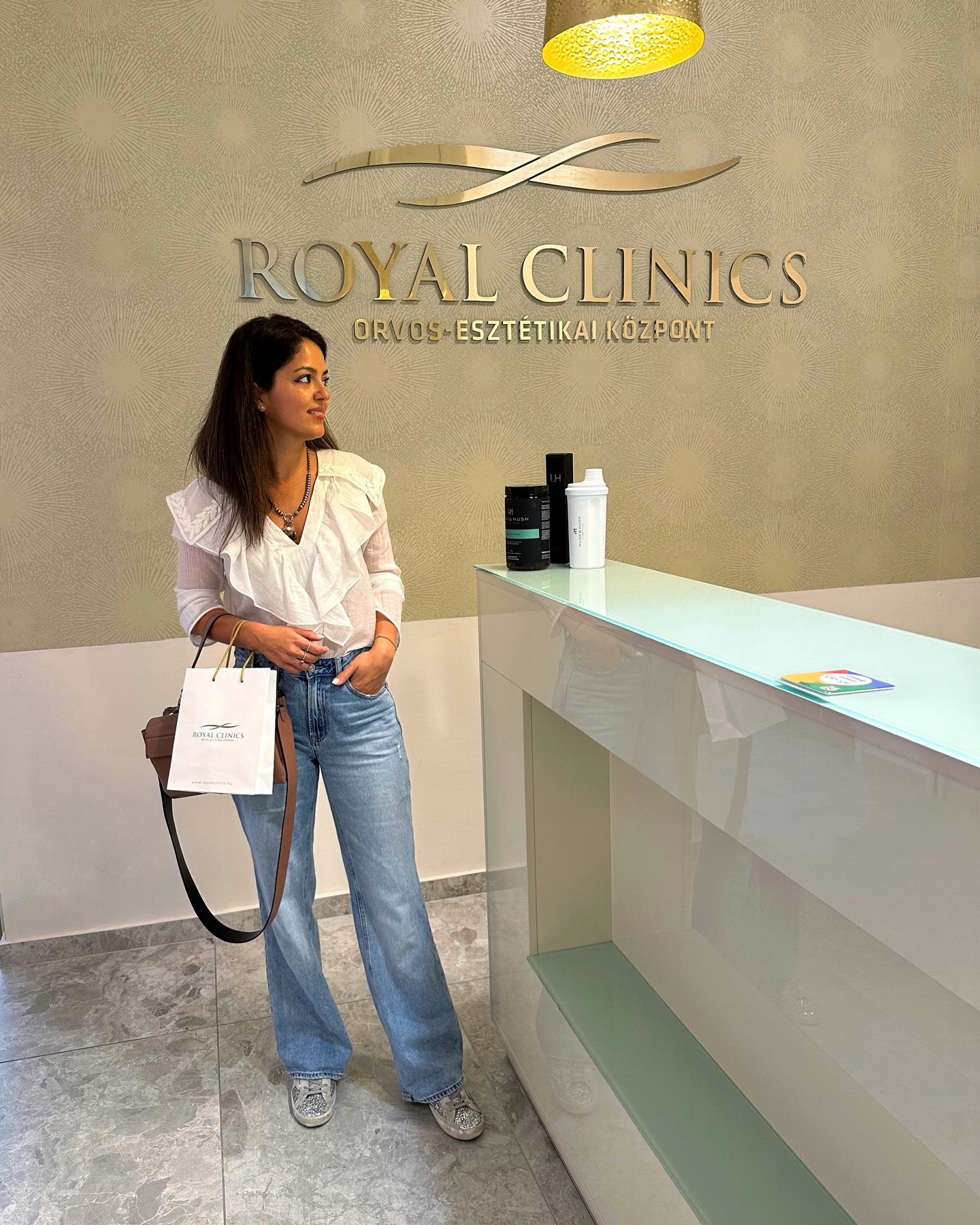 #ajánlás
Havonta-kéthavonta szoktam a @royalclinics -be járni, hogy a bőröm is megkapja a megfelelő törődést.;) A kezelés, amire legtöbbször járok, az az Oxygeneo.👌🏻🙏🏻
✔️Hámlasztás
✔️Oxigenizálás
✔️Feszesítés
+masszázs.👌🏻
Utána olyan, mintha filterezték volna a bőrömet.😉
Látogassatok el a @royalclinics oldalára, július 31-ig most pont van egy jó kis ajánlatuk erre a kezelésre.
😘#oxygeneo #royalclinics #skincare @imageskincarehungary