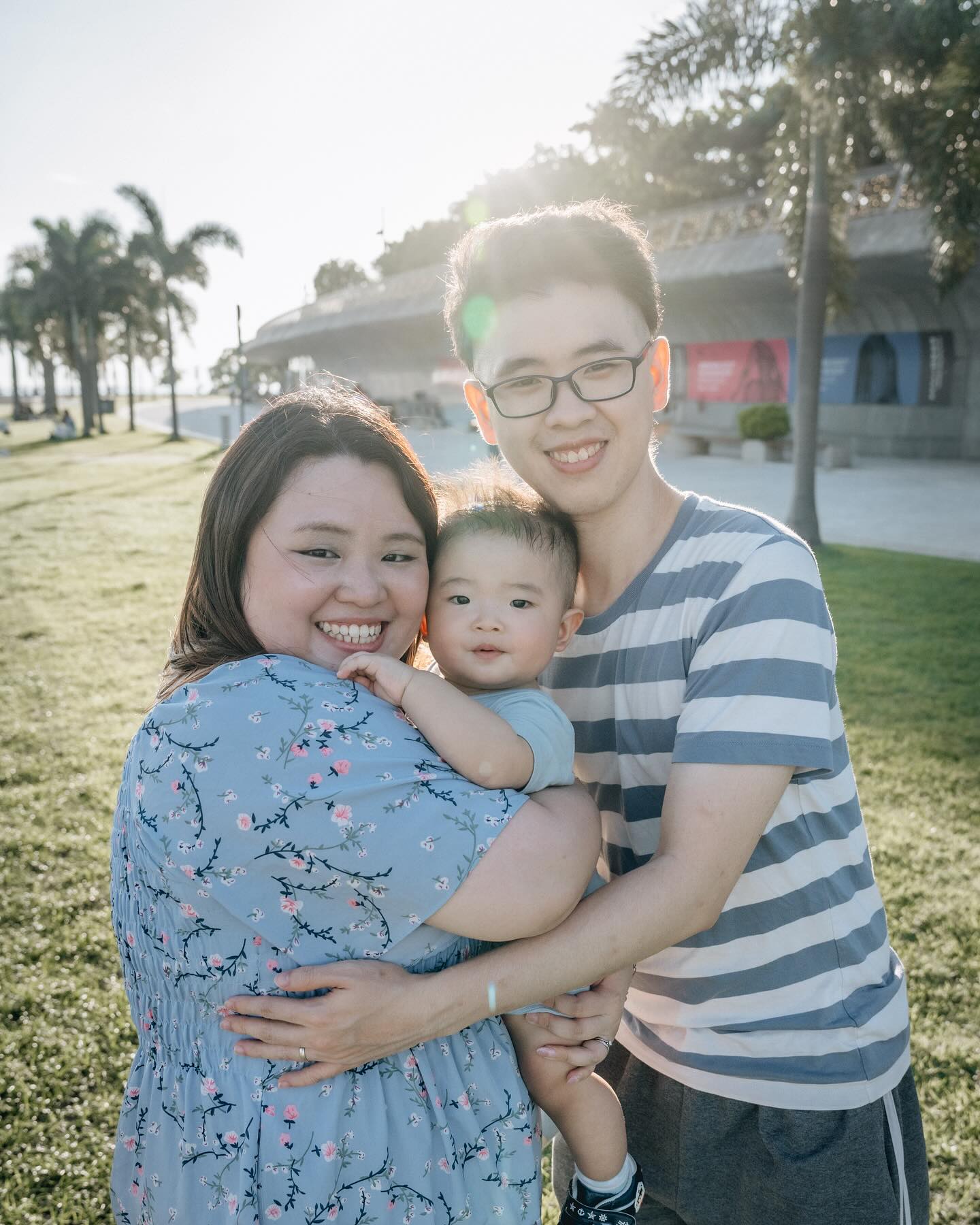 It was a pleasure doing a photoshoot for Samantha’s family, who flew over from Singapore to celebrate her son’s first birthday. Mantou bao was so adorable with big smiles, and was patient in waiting for the golden hour sunset. 🌅
Hope you enjoyed your trip in Hong Kong 🫶🏼
.
.
.
.
.
#写真を止めるな
#ポトレ撮影隊
#子どもの日常をもっと写真に
#何気ない瞬間を残したい
#hkfamilyphotographer
#hkfamilyphotography
#hkchildrenphotography
#hongkongfamilyphotographer
#hongkongfamilyphotography
#hkfamilyportraits
#育兒日記
#家庭攝影
#家庭照
#親子攝影
#媽媽日常
#香港媽媽
#戶外攝影
#香港家庭攝影
#家庭相
