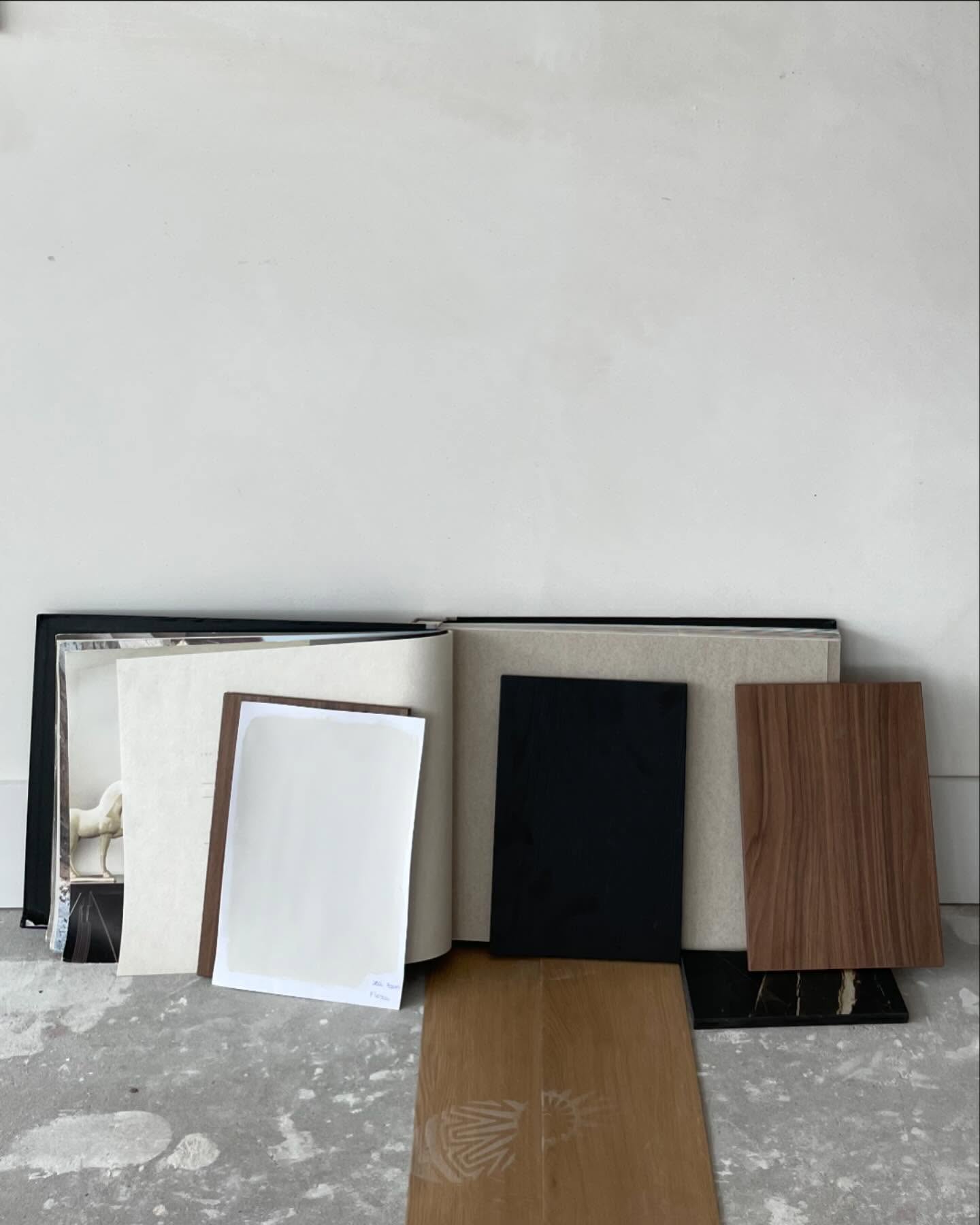 ‘’Samen doorlopen we het hele nieuwbouw traject’’
Henk en Lutske kwamen een aantal jaar geleden bij mij ze waren bezig met een architect om hun droomhuis op papier te zetten. Zij kwamen vorig jaar weer bij mij terecht door verschillende omstandigheden had het traject vertraging opgelopen.
Een huis bouwen is echt niet altijd een geweldig en probleemloos proces. Je zult moeten kunnen omgaan met tegenslagen en soms opnieuw moeten beginnen. Ik help je even uit de droom als je er midden in zit.
Het plan wat we in grote lijnen al hadden neergezet konden we nu echt gaan vormgeven. De meerwaarde die deze klant heeft kunnen ervaren is het inschakelen van expertise en advies op verschillende vlakken op de momenten dat je er aan toe bent. We zijn naar de badkamerspecialist om van de badkamers echt weldoordachte mooie ruimtes te maken die qua indeling en materialen kloppen. Ik heb ze kunnen voorzien van een 3d ontwerp, we hebben samen meubels uitgezocht. Er is een verlichtingsplan gemaakt en er zijn verschillende maatwerk meubels ontworpen. We hebben op locatie kleuren en materialen samen uitgezocht. Naast hun interieur heb ik ook een heel mooi plan uitgewerkt voor hun tuin.
Ik ben Henk en Lutske heel dankbaar dat ik onderdeel mocht zijn van hun droomhuis traject en dat ik daar een onderdeel van mocht zijn! Ik wens hun nu veel woonplezier toe in hun prachtige huis op een prachtig plekje in Friesland.