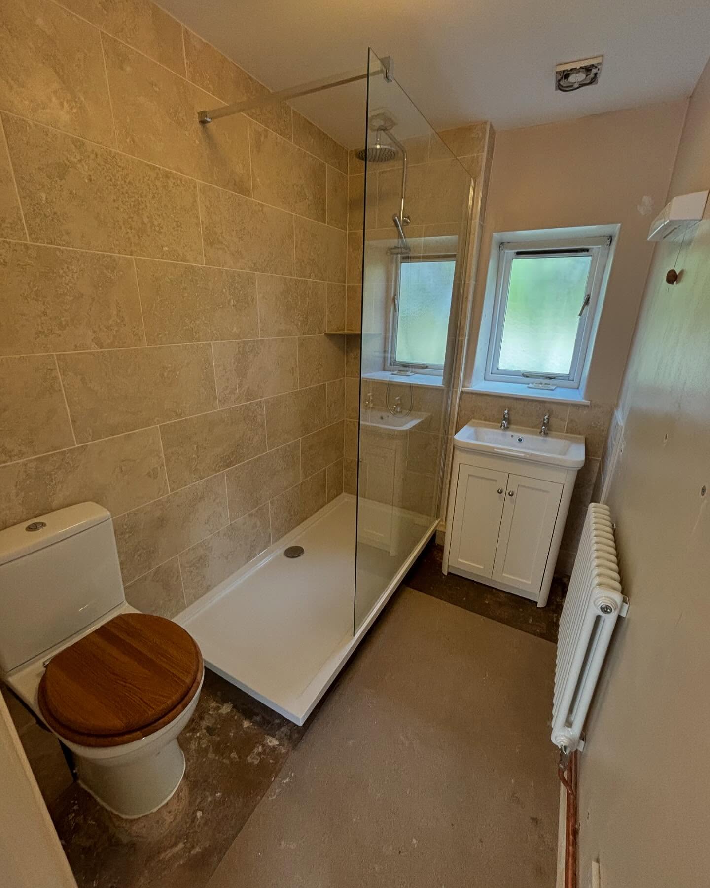 Bath out………..shower in🚿 #plumbproud #bathroom #plumbinglife👷
