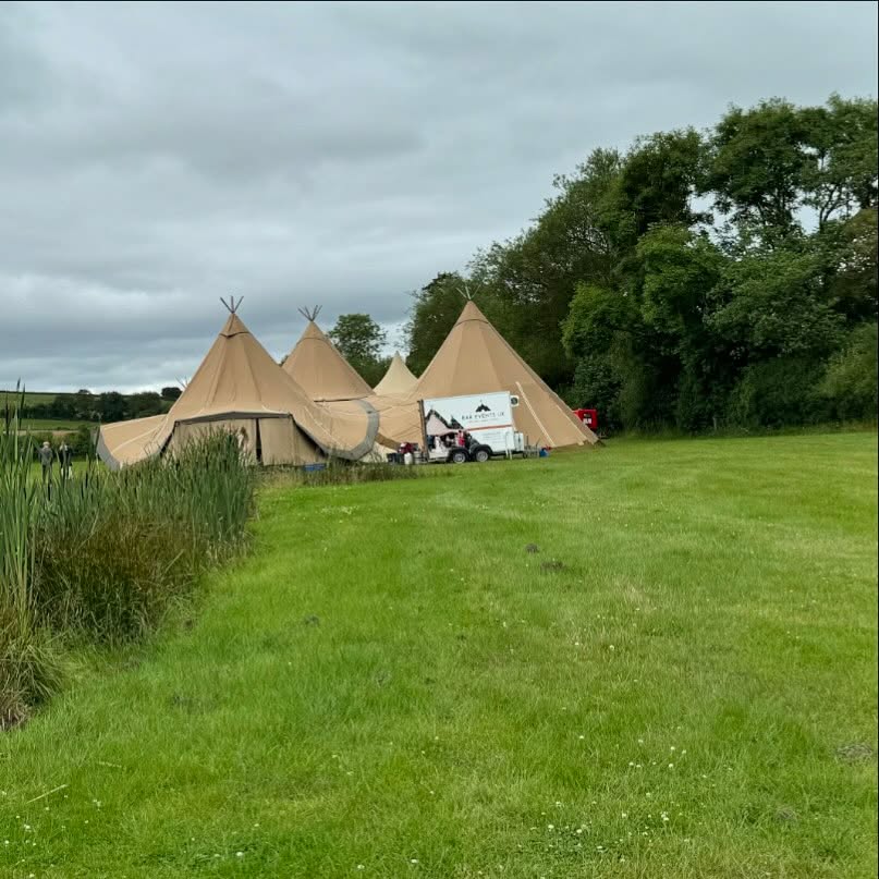 What a wedding this was ♥️
Held at @almscliffe_valley with fabulous teepee by @bargroupuk
The bride arrived by helicopter which is a first for me ♥️
I performed magic during the drinks reception and then headed off to The Fox and Rabbit Inn at Pickering for a stag do 🤪
Note to self take more photos!!!!!!
