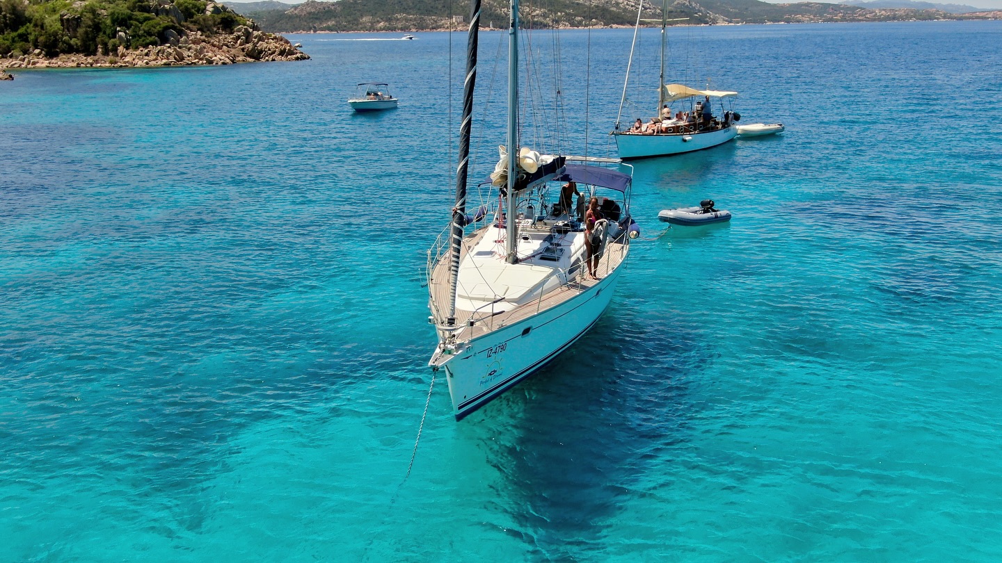 Ciao Ragazzi! Siamo un po’ spariti ultimamente, presto riprenderanno le nostre avventure. Per il momento siamo a Cannigione dove organizziamo escursioni giornaliere nel favoloso Arcipelago della Maddalena ⛵️