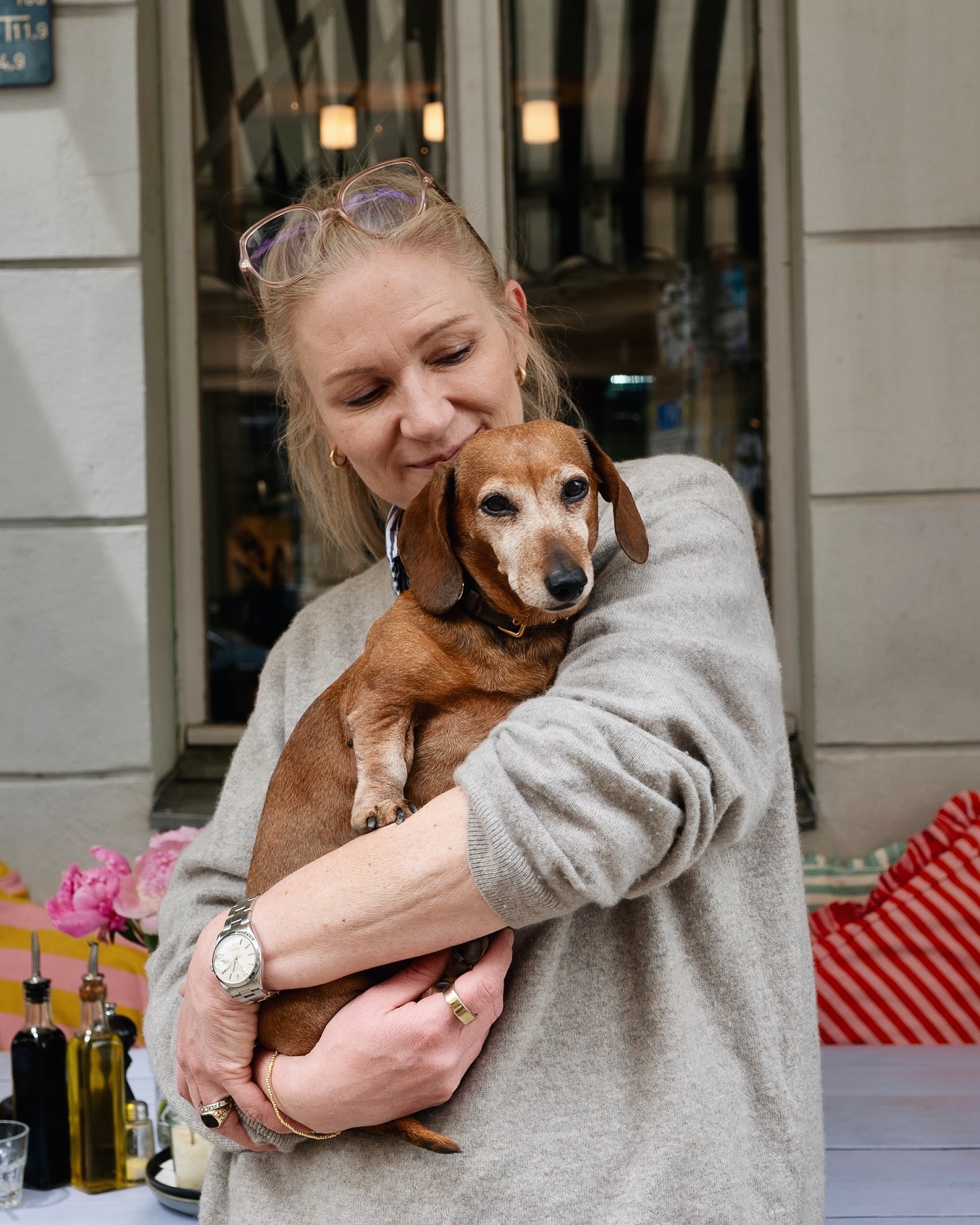 Fredi 🧡 Da ist keine Vorstellung mehr notwendig! Diese kleine Dackeldame begleitet uns jetzt schließlich schon seit 12 Jahren im Mädchenitaliener und gaaanz eventuell habt ihr sie schon einmal im Restaurant entdeckt… 😍 Einfach die beste Menu-Testerin und unser aller Team-Liebling! #mädchenitaliener #restaurant #dackel #dackelofinstagram #berlinfood #berlinfoodguide #berlineats #foodberlin #eatinginberlin #italianfood #berlin