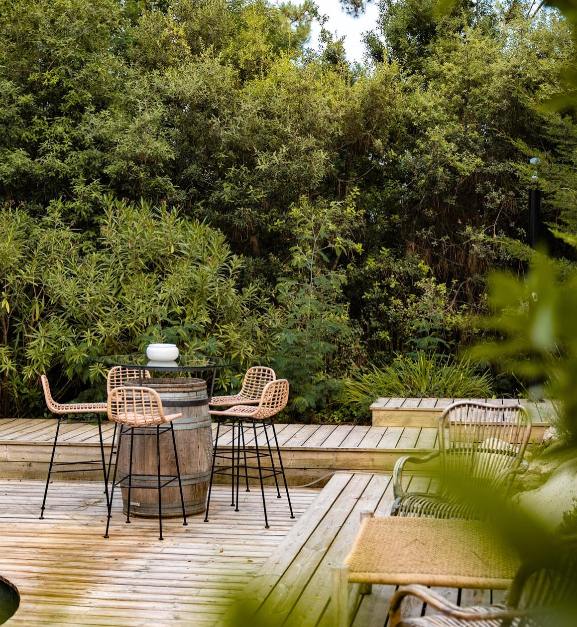 La villa La Dune est sa grande terrasse pour accueillir tous vos amis ou votre famille.
Situé à quelques pas de la plage et à l’abris des regards cette maison ne laisse jamais indifférent.
Il nous reste seulement une semaine au mois d’août, une occasion à ne pas manquer pour des vacances au Cap-Ferret.
#villagedelherbecapferret #capferret #vacancesenfamille #maisondeluxe #quoifaireabordeaux #vacancesaucapferret