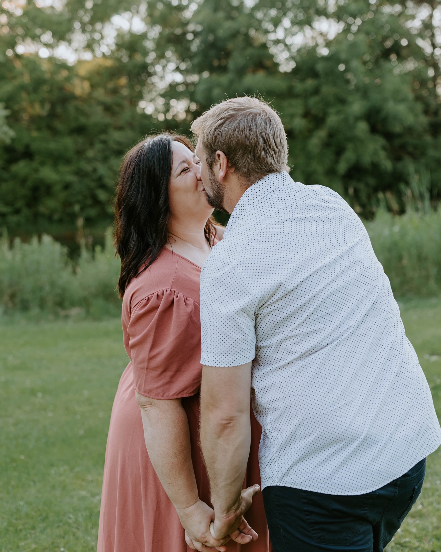 Cows have been making their way into my sessions lately and I’m obsessed 😍
Things I learned during this session:
• Co-boss cows is an international cow call resulting in a herd of cows stampeding towards you
• Baby cows are so stinking cute
• It’s possible for a cows udders to sag and drag on the ground thus receiving a fun nickname of saggy bags, but is actually not a good thing
• I am meant to live on a farm with stunning views like this amazing families 🫶🏼
Thank you for having me capture you guys in your little slice of heaven.