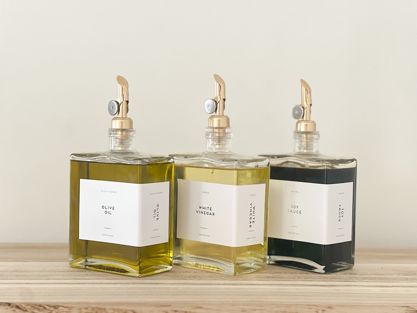 Book Bottles by @hometailorsandco 😍
#bookbottles #homedecor #kitchenorganisation #kitchendesign #kitchendetails