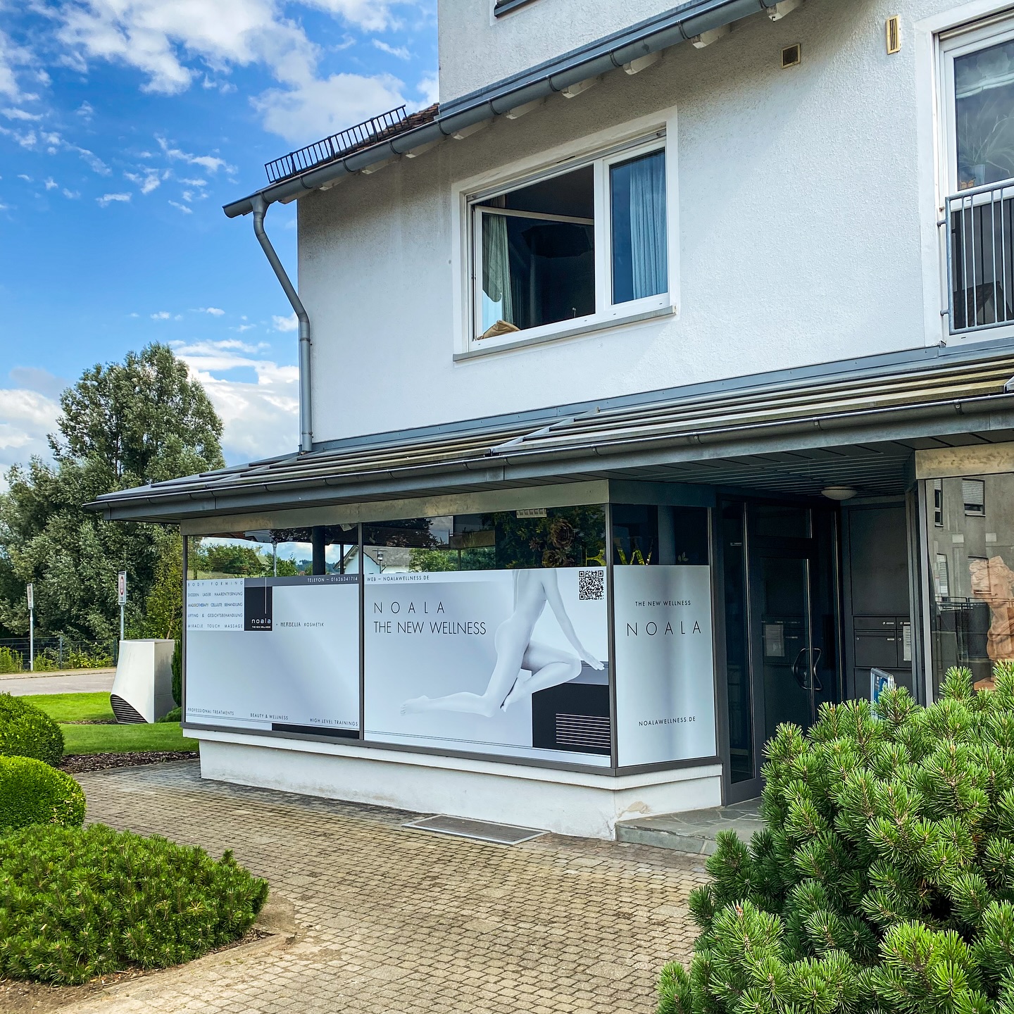 Nun ist auch @noala_wellness kaum zu übersehen 😊
#pawrapping #werbetechnik #werbetechniker #schild #fassadengestaltung #schaufensterbeschriftung #digitaldruck #aussenwerbung #sonnenschutzfolie #badwaldsee #ravensburg #weingarten #meckenbeuren #wellness #kosmetik #werbung #fensterbeschriftung #beschriftung