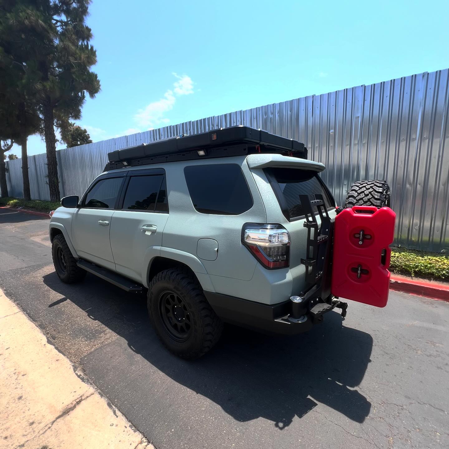 Lunar Gray LINEX for this 4Runner full exterior 😍😍
What color would you want to see in LINEX?
#linexsandiego #linexsd #linex #4runner #trd4runner #bedliner #offroad #overland #colorchange #toyota #4x4