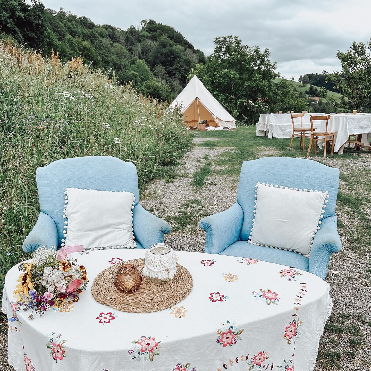 In LOVE with this Vintage & Boho Mix! 💕✨🌈
What about you?
Wedding K & F am 13.07.24
#vintage #vintageweddingstyle #dekoverleih #bohostyle #weddingdecor #weddingdetails #heirateninösterreich #bohowedding
