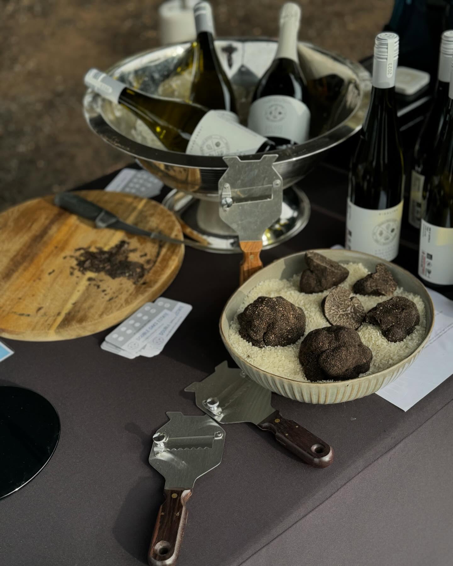 Fresh market truffles today!!!!
And beautiful wines!
#truffle #frenchoak #truffiere #truffles #truffledog
#ourvineyard #boutiquewinery #winerylovers #wine #weekendsinmelbourne #australianwines
#macedonranges #winetasting #cellardoor #vintners #daylesfordmacedonlife #daylesfordmacedonranges #cellardoorvictoria #melbournecellardoor #victorianwine #victorianwinery #winerymacedonranges #woodend #kyneton #localproducers #cellardoorvictoria #explorevictoria #wineryvictoria #countryvictotia
#visitvictoria