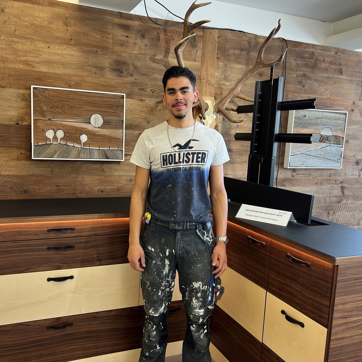 Wir gratulieren unserem Lernenden, Xavier, herzlich zur bestandenen LAP!🎓🎉
Im Hintergrund ist seine Abschlussarbeit zu sehen: eine wunderschöne und praktische Kommode.
Wir sind stolz auf seine grossartigen Leistungen und wünschen ihm nur das Beste für seine Zukunft!
#Erfolg #Gratulation #Schreinerlehre