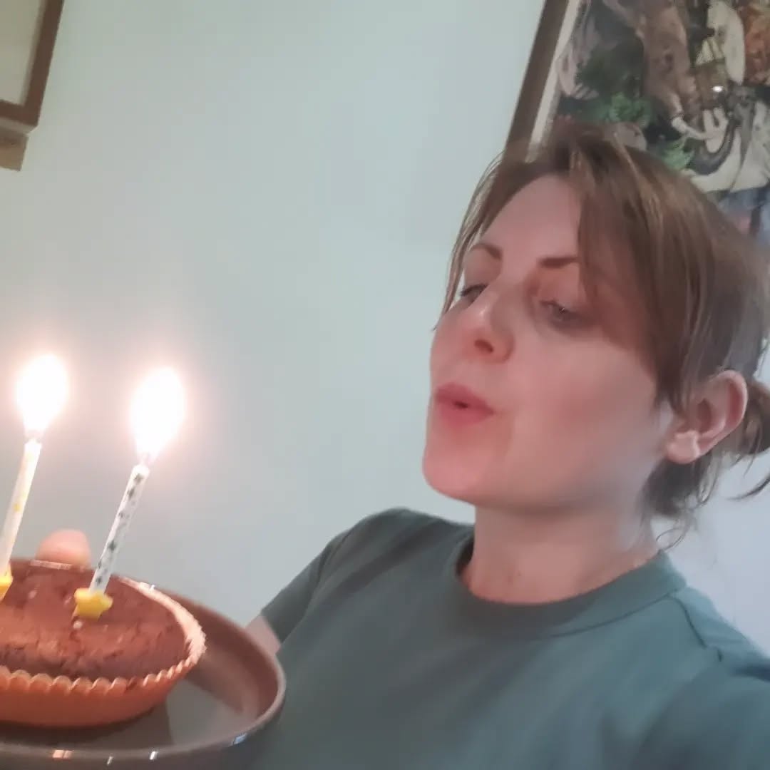 UN GRAND GRAND MERCI À VOUS !! 🙏🙏
🎂 2 ans aujourd'hui pour Plume !
⭐ 5 étoiles sur Google avec plus de 100 avis
🍲 Plus de 350 recettes différentes de plats du jour savoureux dont plus d'une centaine végétariennes
👩🏻🍳 Une cinquantaine de prestations traiteurs de 4 à 65 personnes
💗 1 cliente odieuse mais des mots doux par centaine
🍞 0gr de pain jeté (SI SI !)
🌂 3 parapluies oubliés
🫗 Un paquet de verres cassés
🌧️ Jours d'ensoleillement : ??
Je ne vous remercierai jamais assez de vos visites. Pour moi la cuisine sert à la fois à nourrir le corps et à nourrir l'âme. J'espère jour après jour accomplir avec succès cette mission pour vous 🥷
Nous serons heureux de fêter nos 2 bougies avec vous après les congés estivaux ! 😎
On reste ouvert jusqu'au jeudi 1 août inclus. Ensuite nous nous retrouverons le mardi 27 août ! 🤗
Mais d'ici là...on vous attend ! 😗
.
.
.
.
.
.
.
.
.
#restaurantdumidi #AuBonEndroit #nantesmaville #faitmaison #anniversaire #deuxans #recettes #cuisine #cuisinemaison #platsdujour #traiteur #veggiefriendly