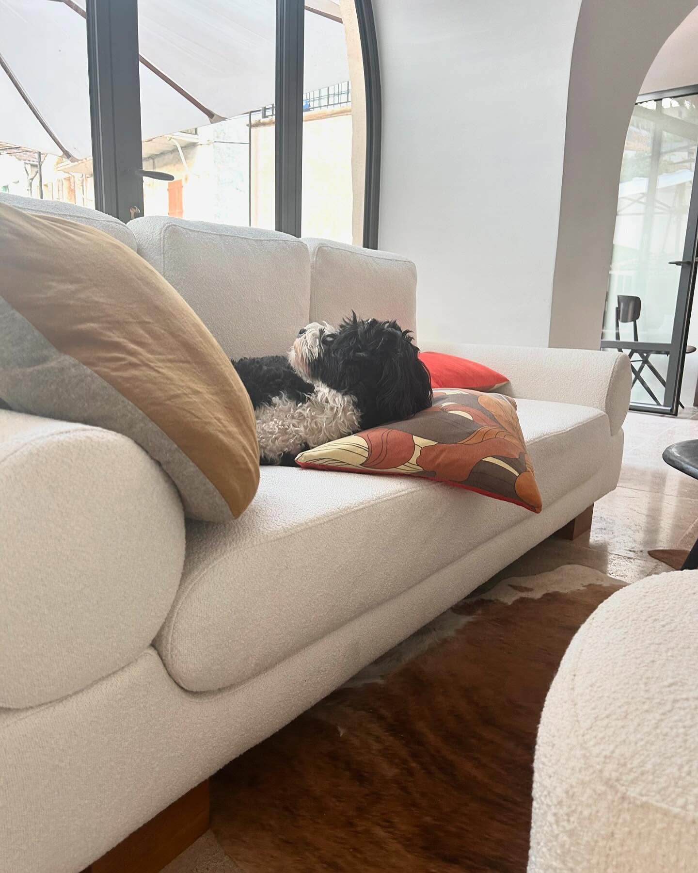 Chilling big time at @lamaisonlong_south_of_france!
#vacationhomes #vacationrentals #vaultedceiling #renovation #southoffrance #livingroomdecor #patrimoinearchitectural