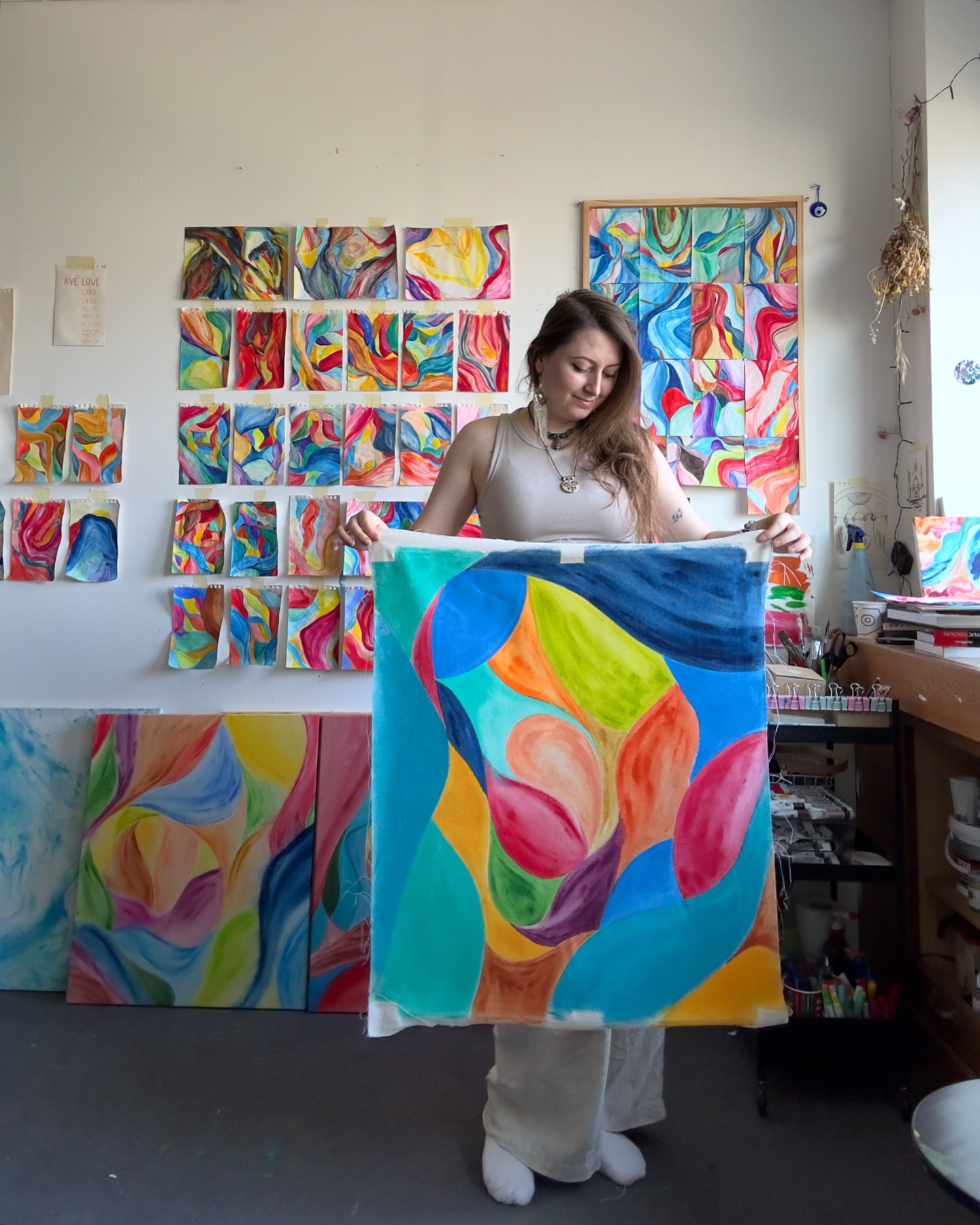 Life is beautiful and colorful. 🌈🌞✨🎨💖 I love how this new series is coming to be, and I love how my life is evolving as I dive deeper into my own consciousness to bring my meditations to light. Approaching 30 (I'll be in September) can be stressful in some ways, but I feel so grateful for these past years, and hopeful and excited for the next years ahead 😏✨ Life keeps getting more and more beautiful and magical.
#Art #DumRadost #Studio #ArtStudio #atelier #Artist #ElisabethBauer #colorful #Inspiration #AbstractArt #meditation