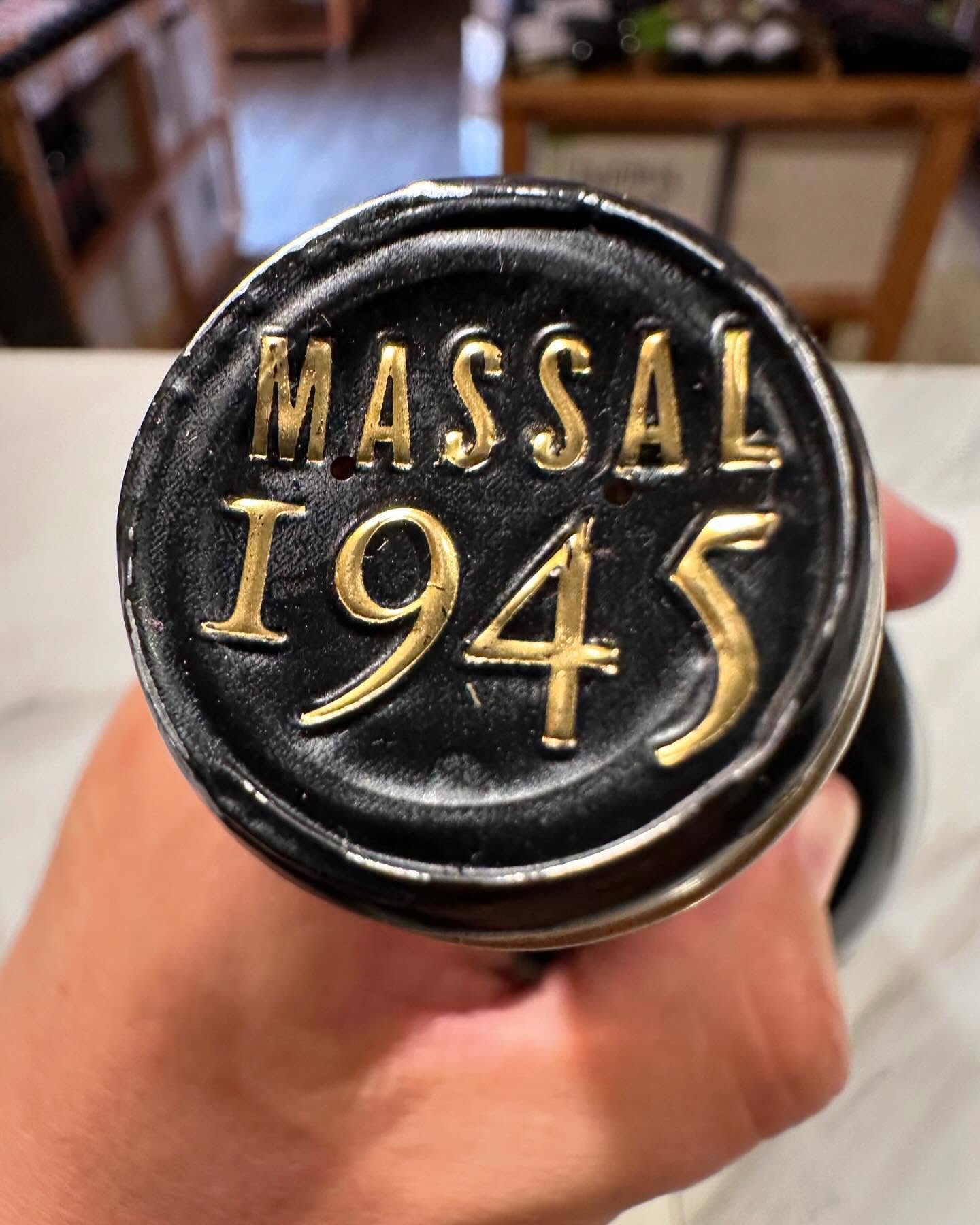 Massal 1945 carménère 2021.
🇨🇱 Valle de Almahue, Chile.
🍇 Carménère.
🏺12 meses roble.
#winerd #winote #valledealmahue #vallederapel #chile #carmenere #vallecentral #redwine #vinotinto #winestagram #winelover #instawine #winetasting #wine #catavino #wineporn #winetime #winegeek #wineinfluencer #wineoclock #cheers #sommelier