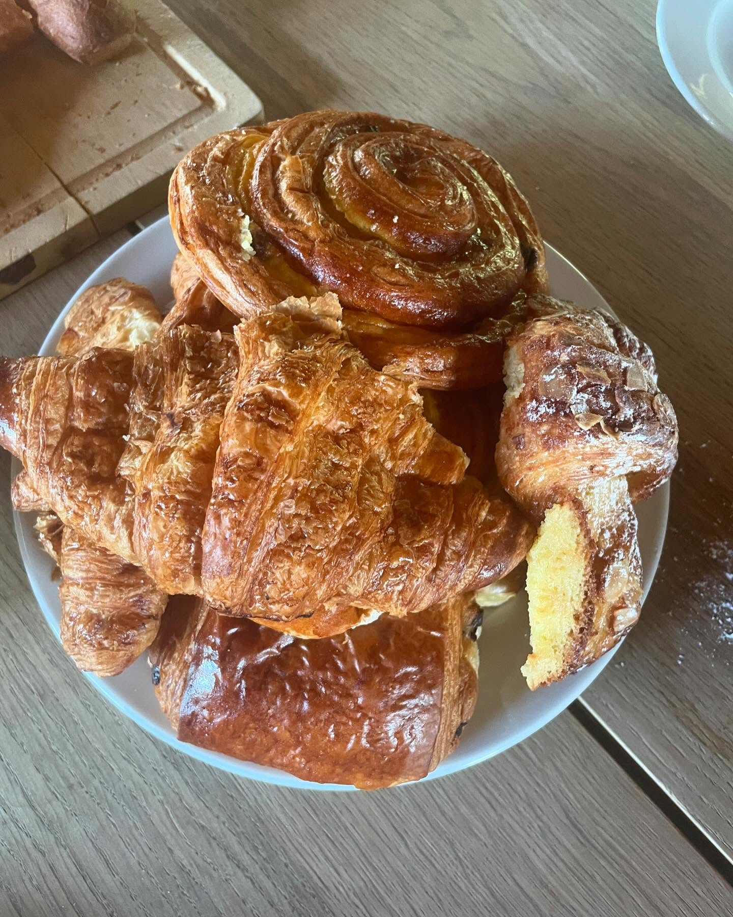 Holiday in Alps and foot off the gas in terms of usual nutrition and workouts …. Yes to long walks up the mountain, yes to walking to market for food, yes to delicious wine and longer lie ins …. All about balance and this is definitely the 20 percent . Part of the joy is stepping away my day to day nutrition to taste and enjoy other things . Always fresh , always local and always delicious 😋 #midlifewomen #midlifecoach #familyholiday #frenchfood #foodie#balance #almondcroissant