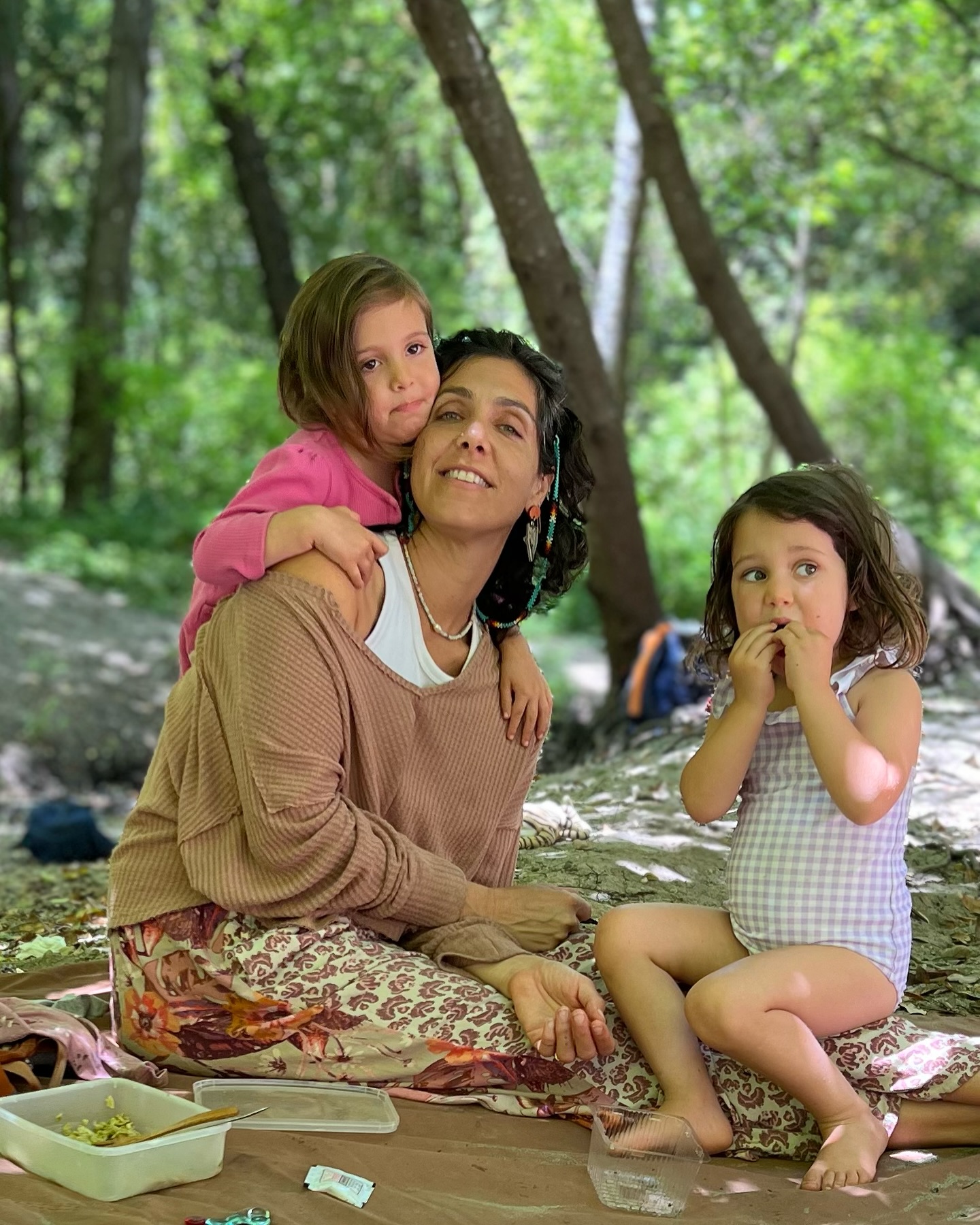 *english below*
אם הייתם שואלים אותי לפני חודש, הייתי אומרת לכם שאני מוכנה להכניס את הבנות למסגרת מרוב שכבר לא יכולתי להתמודד עם הקשיים מולן.
ואז פתאום משהו קרה.
שיתפתי אותם בקשיים שלי, אמרתי להם שהבכיינות שלהם מפריע לי וגורמת לי לעצבים, שאני נהיית חסרת סבלנות ואני פשוט לא נהנית. אמרתי להם שלכולנו יהיה יותר כיף אם נתחיל להתנהג בצורה יותר מפרגנת והדדית אחת כלפי השניה. זה מדהים, כי מאז הן באמת שואלות לשלומי יותר ו״בודקות״ שאני שמחה. אם הן מתבכיינות או לא מקשיבות אני אומרת להן ולרוב הן באמת מקשיבות ומשתמשות במילים במקום בבכי (כמובן לא תמיד וכמובן אני צריכה לפעמים להאיר הרבה פעמים)
באותם ימים גם התחלנו להרחיב את מעגל החברים שלנו ואת הקהילה שלנו שמאוד מאוד עזר- גם לי וגם לבנות.
והדבר האחרון שכנראה עזר הכי הרבה זה העובדה שהתחלנו לצאת לטבע כמעט כל יום- לבלות זמן בחוץ באוויר הפתוח, עם חברים או רק אנחנו… זה עושה פלאים.
היום, כמעט חודש מאז השיחה שעשיתי עם אחי שנמאס לי ואני לא רוצה להיות אמא יותר, אנחנו כולנו במקום הרבה יותר טוב. כיף לי לבלות איתן, וכמובן עדיין יש רגעים קשים שבא לי לברוח, אבל מרגיש לי שעברנו קפיצת מדרגה בקשר שלנו ❤️ שעברו עליי כל המחשבות האלה חשבתי על כל האמהות שלא יכולות להיות עם ילדיהם, או האמהות שכבר מעל 9 חודשים מפונות מביתהם ואין להם שגרה. זה מחזיר אותי לקרקע ומזכיר לי לא לקחת את החיים האלה ואותם כמובן מאליו. הלוואי שכל העולם מהות יוכלו לבחור להיות עם הילדים שלהם.
Two weeks ago I could’ve sworn that I’m done being full time with the girls. I was having *such* a hard time with them I was ready to let someone else handle them. Then something happened. I’m not sure to say exactly what, but it was almost as if we had an agreement that from now on, we were going to be enjoying each other‘s company and doing the best we can to be sure we are all happy. we started spending a lot more time outdoors, growing our community, and just being more accommodating towards each other’s needs. I’ve had some serious and honest conversations with the girls about the fact that I’m having a hard time and since then they have been a lot more attentive to my needs as well as their own.
I often think about the moms who lost their children, the moms who’s kids are still held hostage, the moms who are displaced and am reminded to be grateful for the choices I have 💖