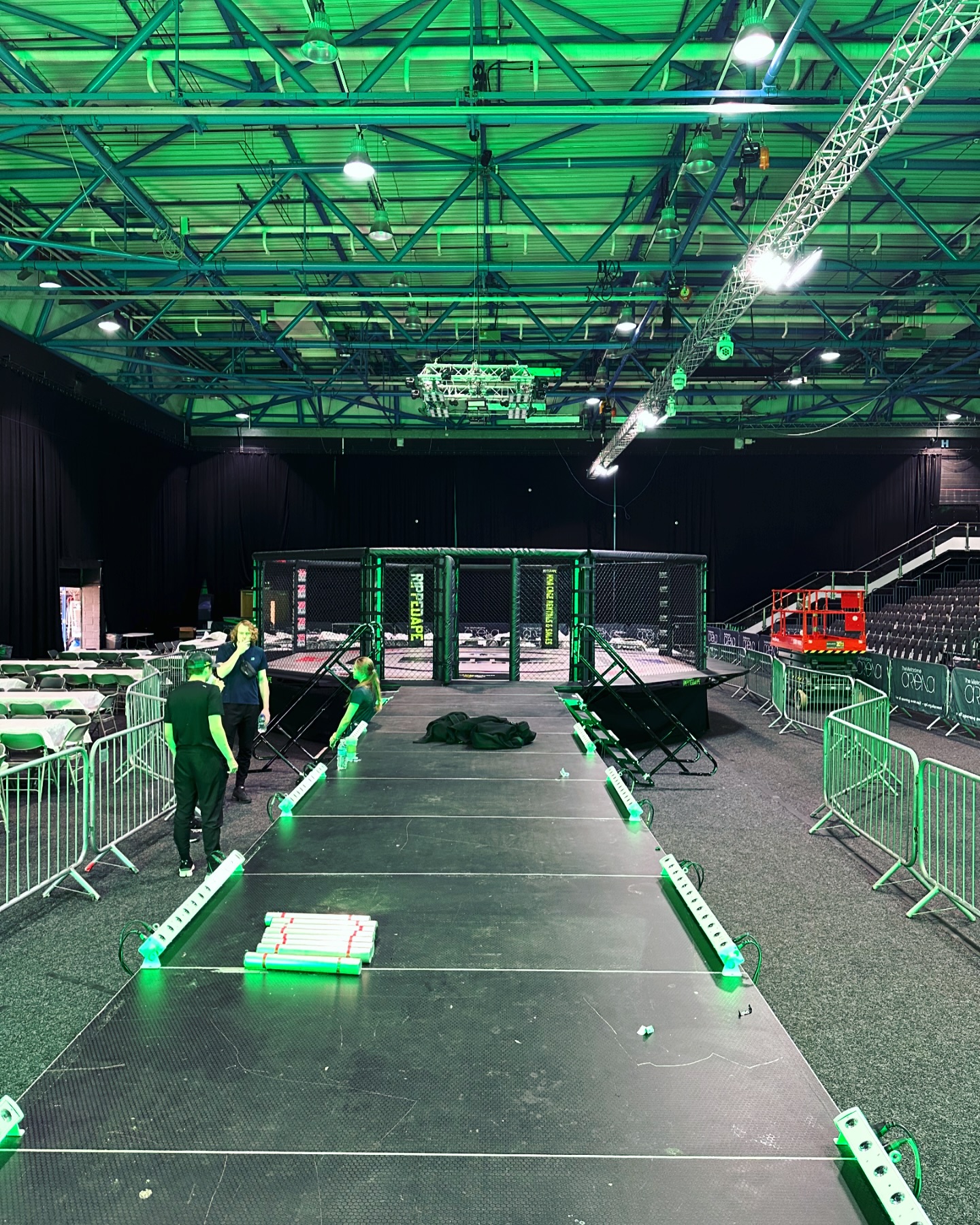 Another @bmfmmauk complete this weekend ๐๐ผ๐ฅ
Once again absolute pleasure to work with Connor & Steve from start to finish. Cage set up Friday morning, Taken down Sunday evening ๐๐ผ