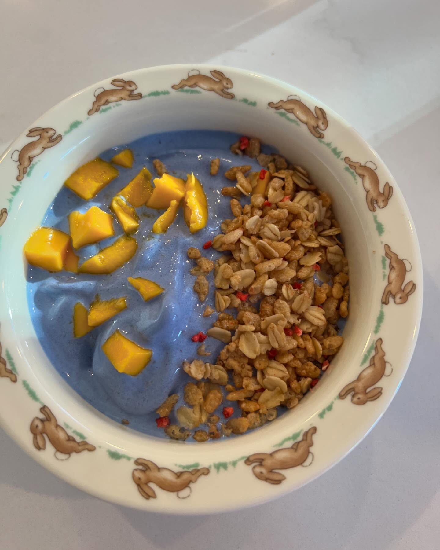 Check out today’s blog post to see how we make these colourful smoothie bowls 🥭 🥥 🍓 🍌