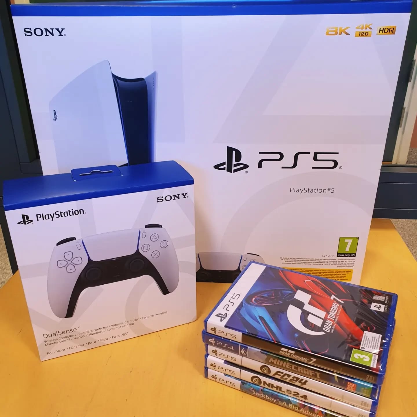 Nuorisopsykiatrian osasto 8 sijaitsee Kymenlaakson psykiatrisessa sairaalassa. Osastolla hoidetaan vakavasti itsetuhoisia, psykoottisia, masentuneita ja ahdistuneita nuoria. Aika osastolla voi olla nuorille pitkää ja onkin tärkeää, että nuorille on monenlaista yhteistä tekemistä tarjolla.
Lahjoitimme osastolle PS5 pelikonsolin ja pelejä. Saimme terveisiä osastolta, että pelit ovat olleet kovassa käytössä ja ilahduttaneet nuoria❤️