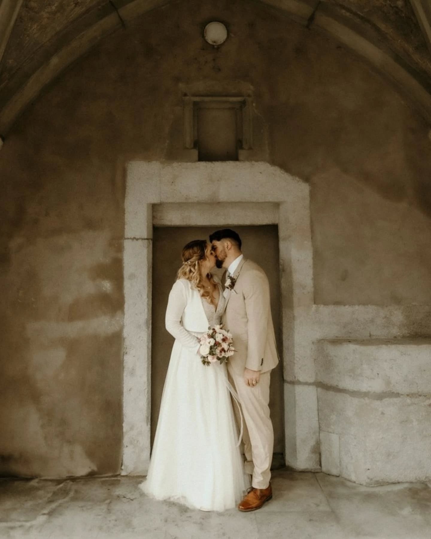 J&M ✨️
Beim betrachten dieser Fotos würde man wohl (bis auf das letzte Bild) nicht so schnell darauf kommen, dass es an diesem Tag fast durchgehend regnete. Oder? ☺️
Flowers: @blumengefluester_deitingen
H&M: @celine_timetoshine
Location: @maxililian_solothurn
#weddingphotography #swissphotographer #swissweddingphotographer #swisswedding #solothurn #maxililian_solothurn #authenticlovemag #belovedstories #junebugweddings #bitesandtickles #emotionsurfers #bern #moonstoriesphotography