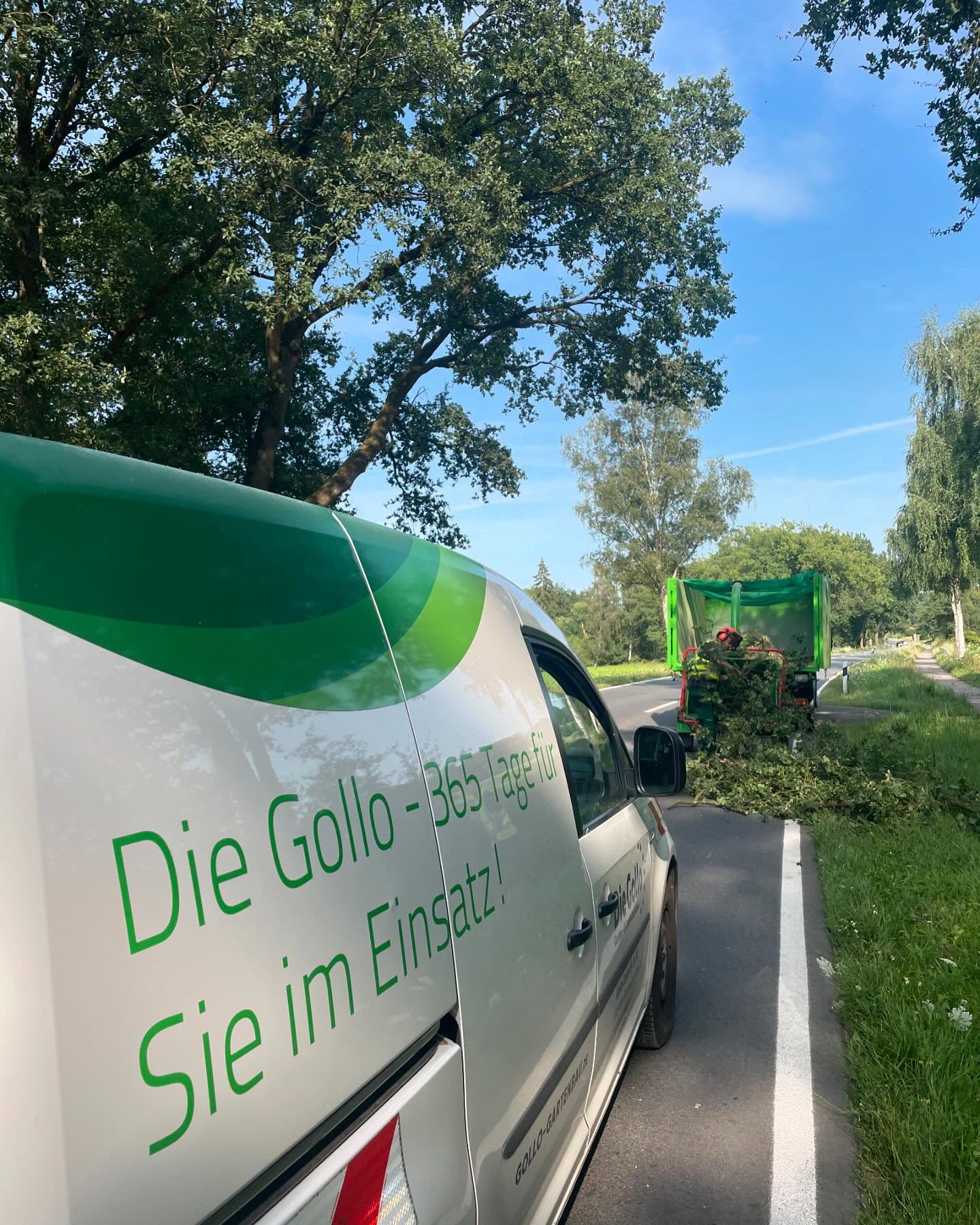 🌳🚐 Unterwegs mit Gollo - 365 Tage für Euch im Einsatz! 🌟
Heute sind wir, als Euer zuverlässiges Garten- und Landschaftsbau-Unternehmen, auf der Bundesstraße 493 im Einsatz. Unsere engagierten Teams häckseln das Buschholz vom vorausgegangenen Totholz- und Lichtraumprofilschnitt. Diese wichtige Arbeit trägt nicht nur zur Sicherheit im Straßenverkehr bei, sondern hilft auch, die Schönheit und Gesundheit unserer Alleen zu bewahren. 🌲✂️
Mit unseren spezialisierten Maschinen und unserem Fachwissen sorgen wir dafür, dass alle Arbeiten effizient und nachhaltig durchgeführt werden. Unser Ziel ist es, eine sichere und gepflegte Umgebung für alle Verkehrsteilnehmer zu schaffen und gleichzeitig die Natur zu schützen.
#Gartenbau #Landschaftsbau #Baumpflege #Umweltschutz #Gollo #365Tage #ImEinsatz #Grünflächenpflege #Nachhaltigkeit #TeamGollo #Straßenpflege #Natur #gollogartenbau #reese @die.reese.gruppe #365tagefürsieimeinsatz