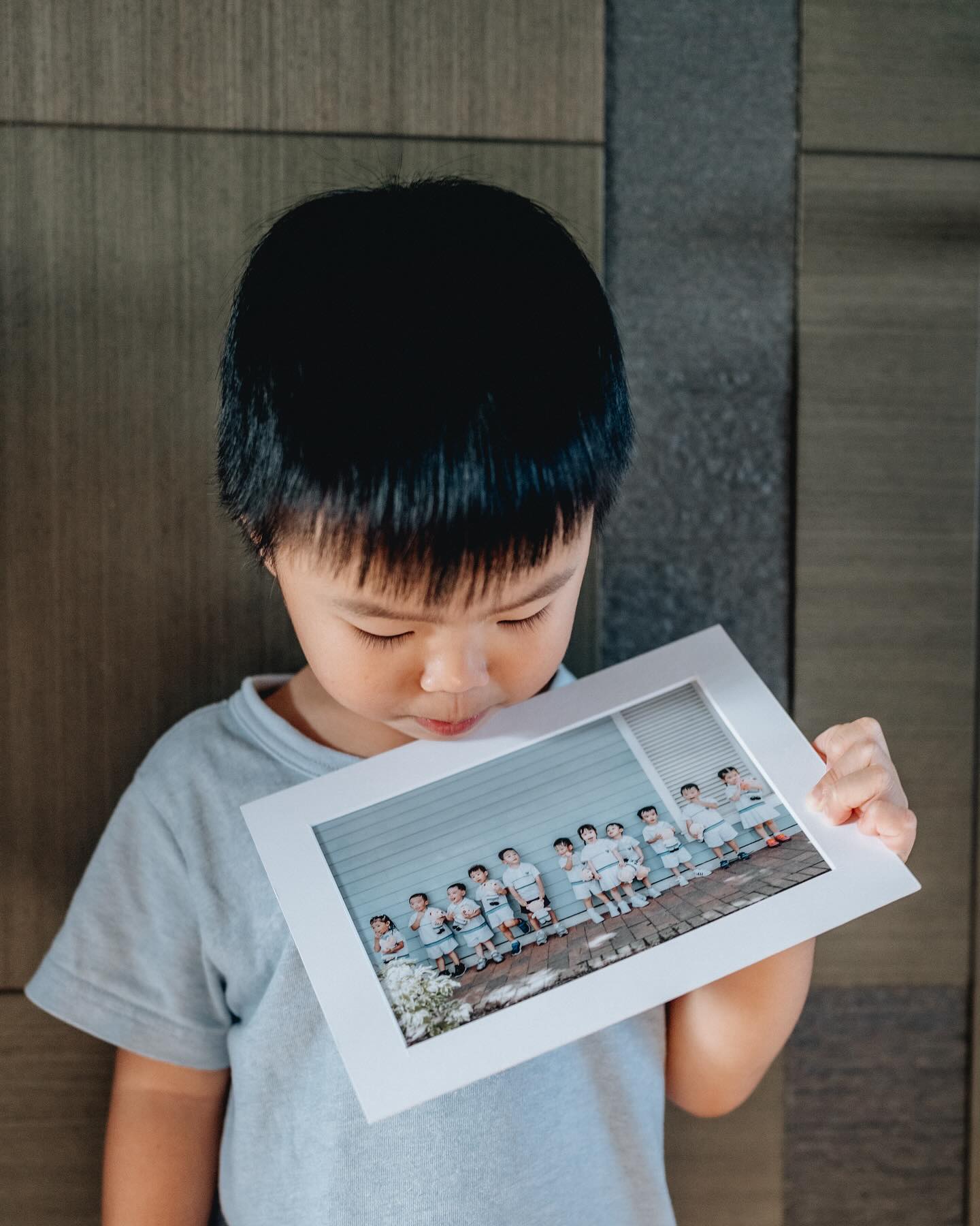 I have been into printing and framing lately. I believe that holding the photo physically feels much more meaningful than looking from a phone. It makes me look back and appreciate the old memories.
After Tyler’s class photoshoot, I printed mounted copies of the class’ photo and gifted to his classmates on their last school day. I hope each of his classmates will put it in their room, and remember the friends they made in their pre-nursery class 🖼️❣️