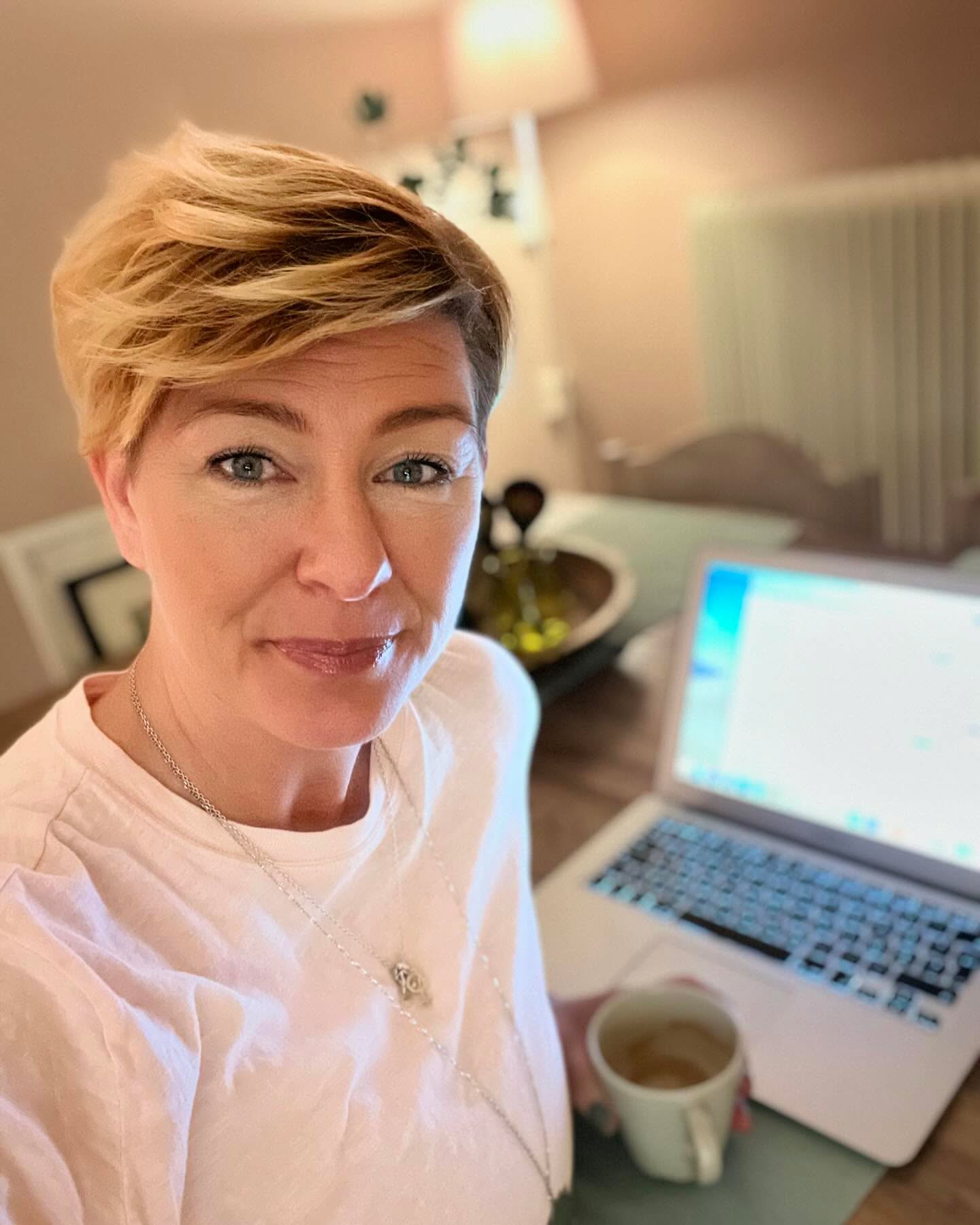 Instagram svämmar över med bilder och storys, av och med människor som är så lyckliga och härliga. Tacksamma och grundade, solnedgångar och löprundor.
Bad, restaurangbesök och semester. Land och rike runt med lyckliga familjen, där varenda bild levererar ”älsk på detta”, ”harmoni och påfyllnad av minnesbanken”.
Ja du fattar.
Lyckligt lottade med ett smärre överflöd av diverse.
Supertoppen och underbart för alla dom, alla er, förstås. Ingen skugga lägger vi där.
Men vad som är sant eller lite skarvat, eller rent hittepå, låter vi vara osagt.
MEN. Till alla andra.
Som inte är så härliga och glada. Som inte lever sina bästa liv just nu.
Som inte kanske är så förbannat tacksamma, utan som dealar och försöker överleva skiten som livet precis tilldelat.
Lyckan och förmåner som trycks upp under näsan på ungarna, på familjerna med noll förutsättningar till härligheter. På dom som inte drog lotten med högvinsten. Som inte sitter med guldsked i minnen.
Som sliter i utanförskap. Fattigdom. Depressioner och misär.
Idag skickar jag lite hopp och medmänsklighet till er, till dom.
Det blir bättre. Det blir bra igen.
Solen går upp imorgon också.
Trevlig helg 💕
#samtalsterapisundsvall