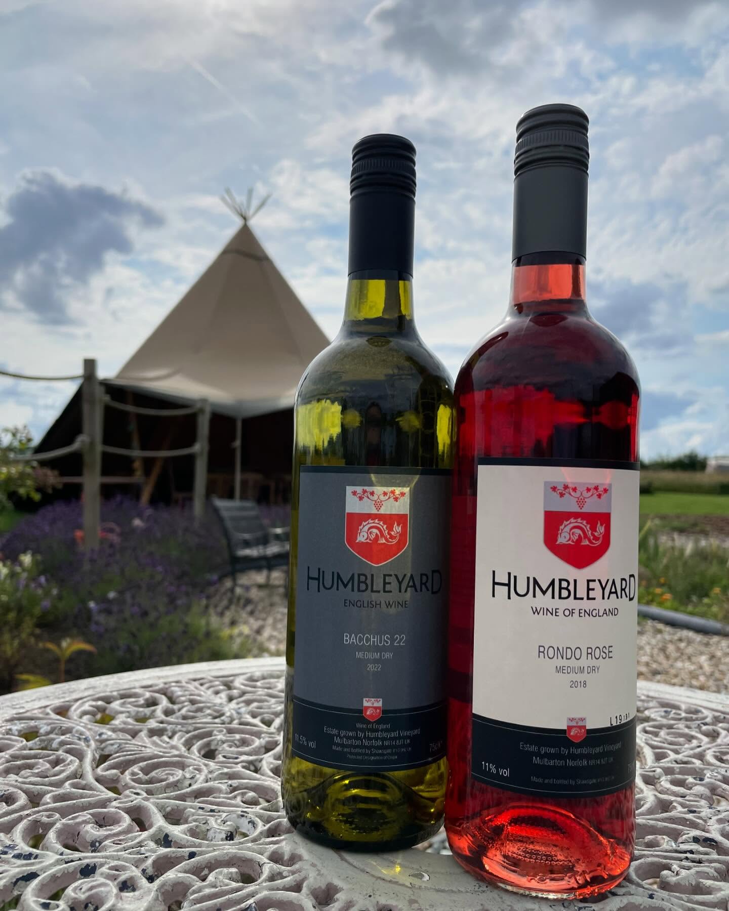 Fancy a local tipple?! 🍷 🍺 🍸
We are now fully licensed and stocked up by some lovely local suppliers! Including wines from @humbleyard_vineyard, cocktails from @nichecocktails and beer from @grainbrewery so you can enjoy them whether you’re camping or here for supper!
#suffolkdining #suffolkfood #suffolkfoodie #suffolkdrinks #woodfirecooking