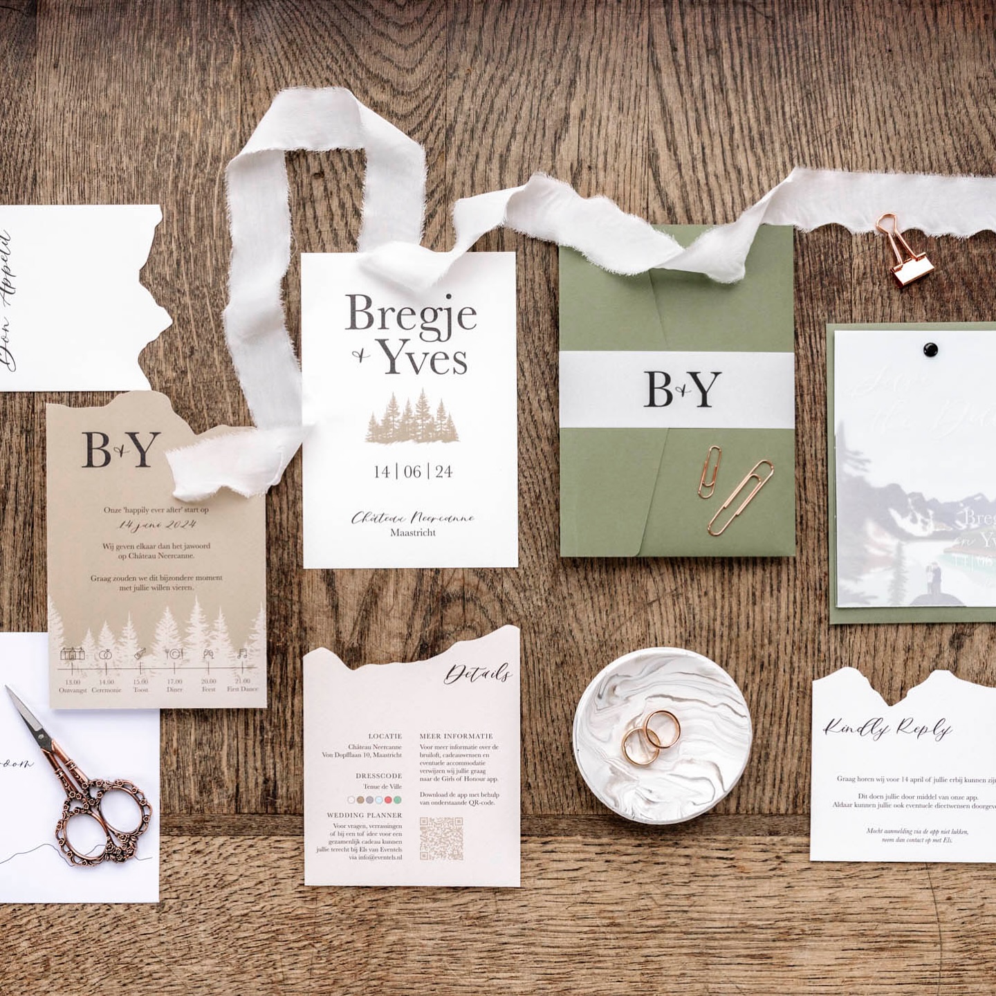 A couple of weeks B&Y got married at the beautiful Chateau Neercanne. For them, I got to design this fully custom pocketfold suite. They only had one wish, to incorporate an illustration made by the bride’s sister. We ended up using the illustration for the save the date and used several other elements throughout the suite, such as the mountain shaped detail cards.
📷: @theredyarn
#customstationery #trouwkaartopmaat #customtrouwkaart #bruiloftinspiratie #bruiloftplannen #weddingstationery