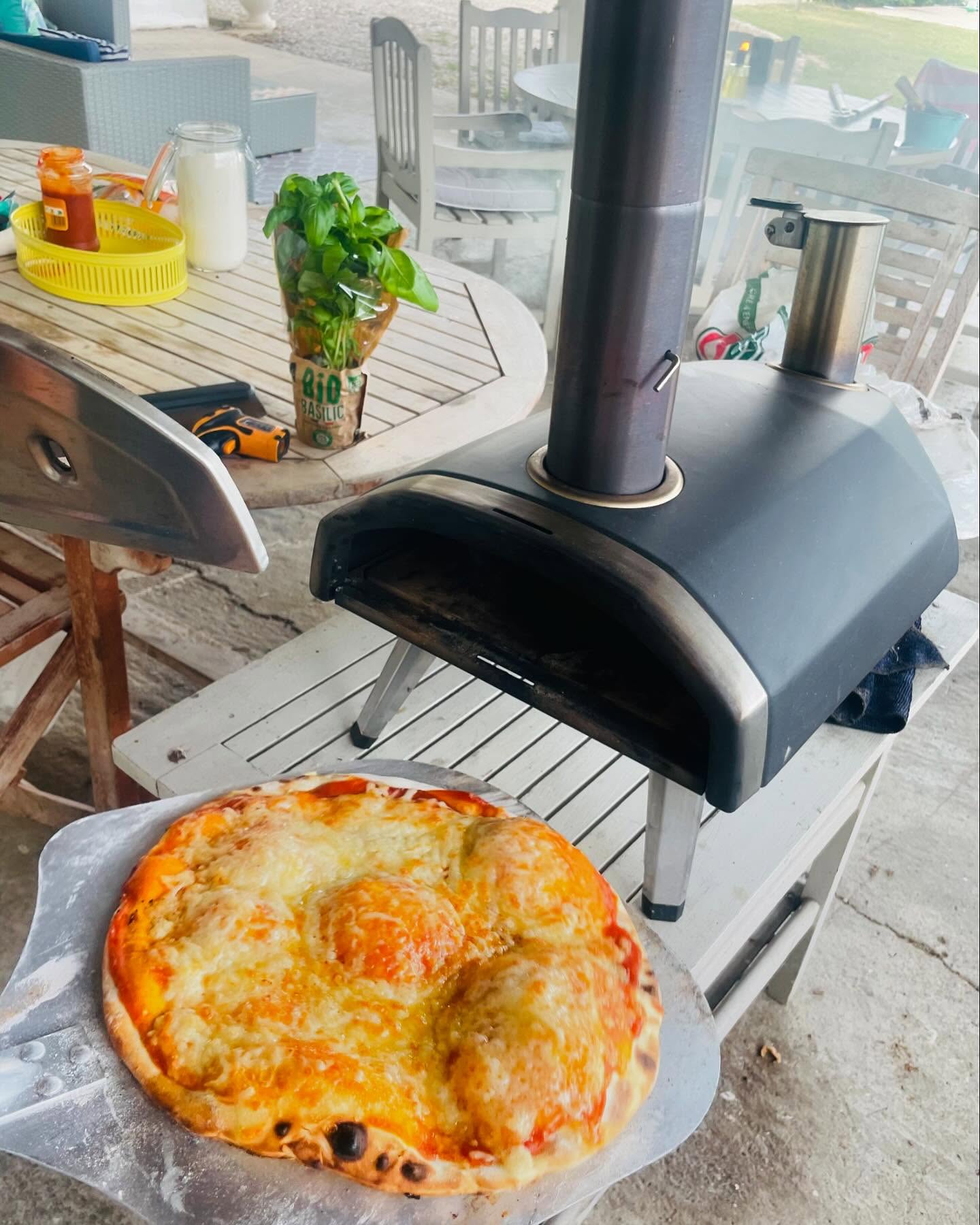 Pizza time on the Ooni oven 🍕 #homemadepizza #oonipizzaoven #holiday2024 #limoux #southoffrance🇫🇷