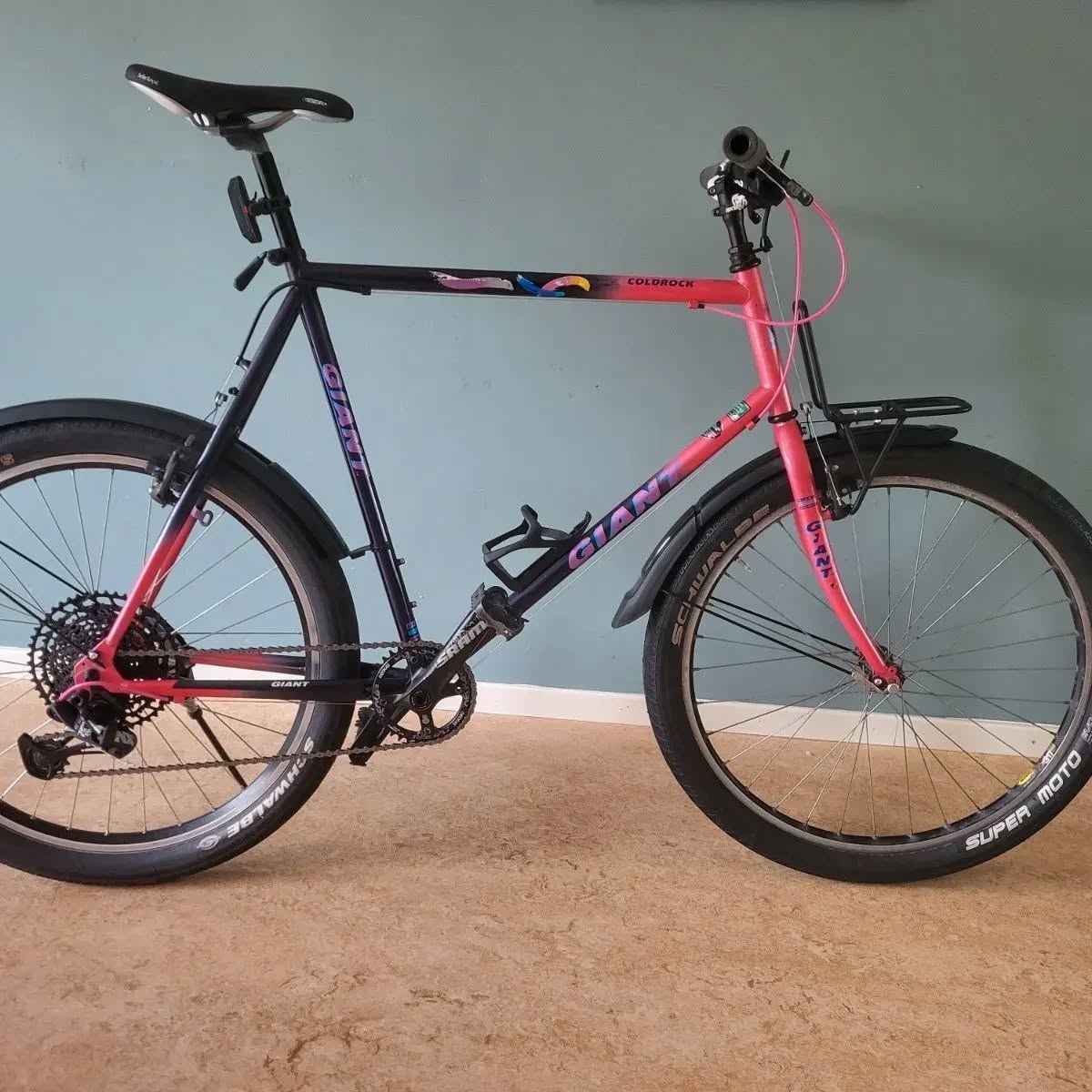 Zo leuk om te ontvangen, dat ik 'm even hier wil plaatsen. Een bericht met foto van een blije fietser met zijn nieuw handgespaakte achterwiel in zijn vintage Giant 😁