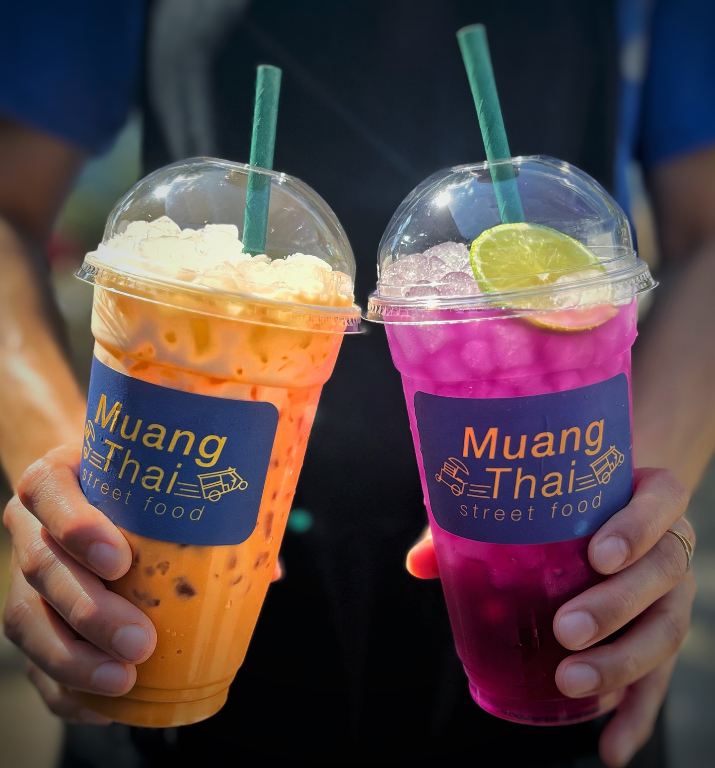 Ein erfrischendes Getränk kann dabei helfen, den Körper abzukühlen (und einen kühlen Kopf zu bewahren). Probiere deshalb unsere Thai Eistee Getränke…Erfrischung garantiert! Passt auch sehr gut zu unseren Speisen😁