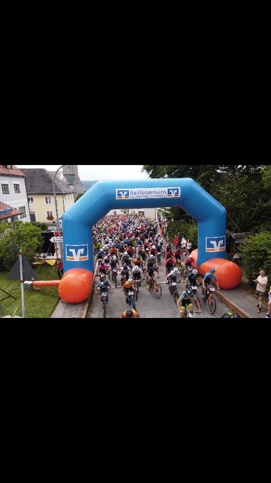 Liebe Sportsfreunde! 🤩
Wir haben vom Tag des Sports 2024 einen richtig tollen Zusammenschnitt erstellt!
Es war eine Mega Veranstaltung die ohne euch alle nicht möglich gewesen wäre! 👏
Hier könnt ihr den Quälspaß nochmal revue passieren lassen 🔥🔥🔥
Viel Spaß beim Anschauen!🤩
Für das ganze Video folgt gerne dem Link in der Bio!!🤗
Wir sehen uns dann wieder nächstes Jahr am 19.07.2025 🎉😉
@dreisesselgemeinde @made_in_frg
#tagdessports #quaelspassamdreisessel #quaelundspielspass #kidsrace #racenight #dreisesselgemeinde #dreisesselberg #dreisessel #dorf #neureichenau #quälspass