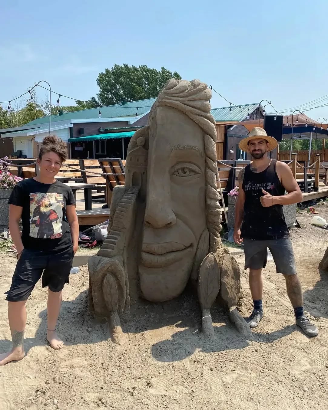 J'ai co-realisé ma première sculpture de sable avec le seul et l'unique @phil_the_art. Quelle expérience enrichissante, entouré de 11 autres sculpteur.e.s à l'Islet sur mer !! J'admire encore plus leur travail et leur talent. Juste du wow et de beaux moments!!!
Merci à l'incroyable et dévoué Martin Ernst pour l'invitation et l'organisation!!!
Comblée, fatiguée et heureuse!