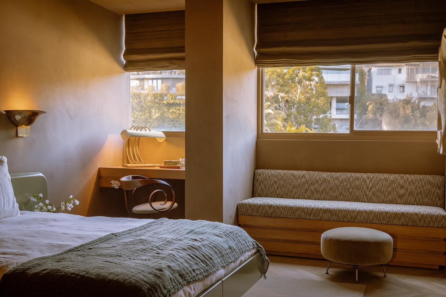 The guest room at our Voyager project. We found the vintage green lacquer bed first and built the room around it. There were two niches that were oddly shaped so I built in a seating area and a desk so it felt more like a hotel for his guests. This also might be one of my favorite Roman clay colors.
The story on Voyager is on @archdigest now.
🤎🤎, Tiffany #nightpalm
Photographer: @pablo.enriquez
Words: @staciestukin
Client: @chasingthedeal
#archdigest #design #sculptural #interiors #murano