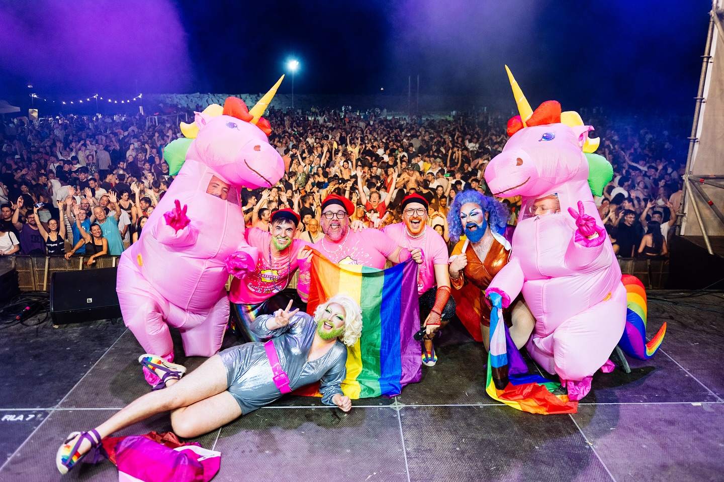 Increïble el que vam viure dissabte passat a @lessantes de MATARÓ repartint samfaina amb un públic entregadíssim en un escenari privilegiat davant del Mediterrani!
ORGULL a les Santes! 🤘🏻
La primera PETARDADA LGBTIQ+ de les Santes amb la tot-terreny @rocio_saiz ha vingut per quedar-se! Gràcies @heidiperezpe per fer-ho realitat!
GRÀCIEEEES Mataró 🏳️⚧️🫶🏼🏳️🌈
Us estimeeeeeeeeeeeeeeem!!!!!
📸 @g.a.l.d.r.i.c
🎥 @mir_artvisual