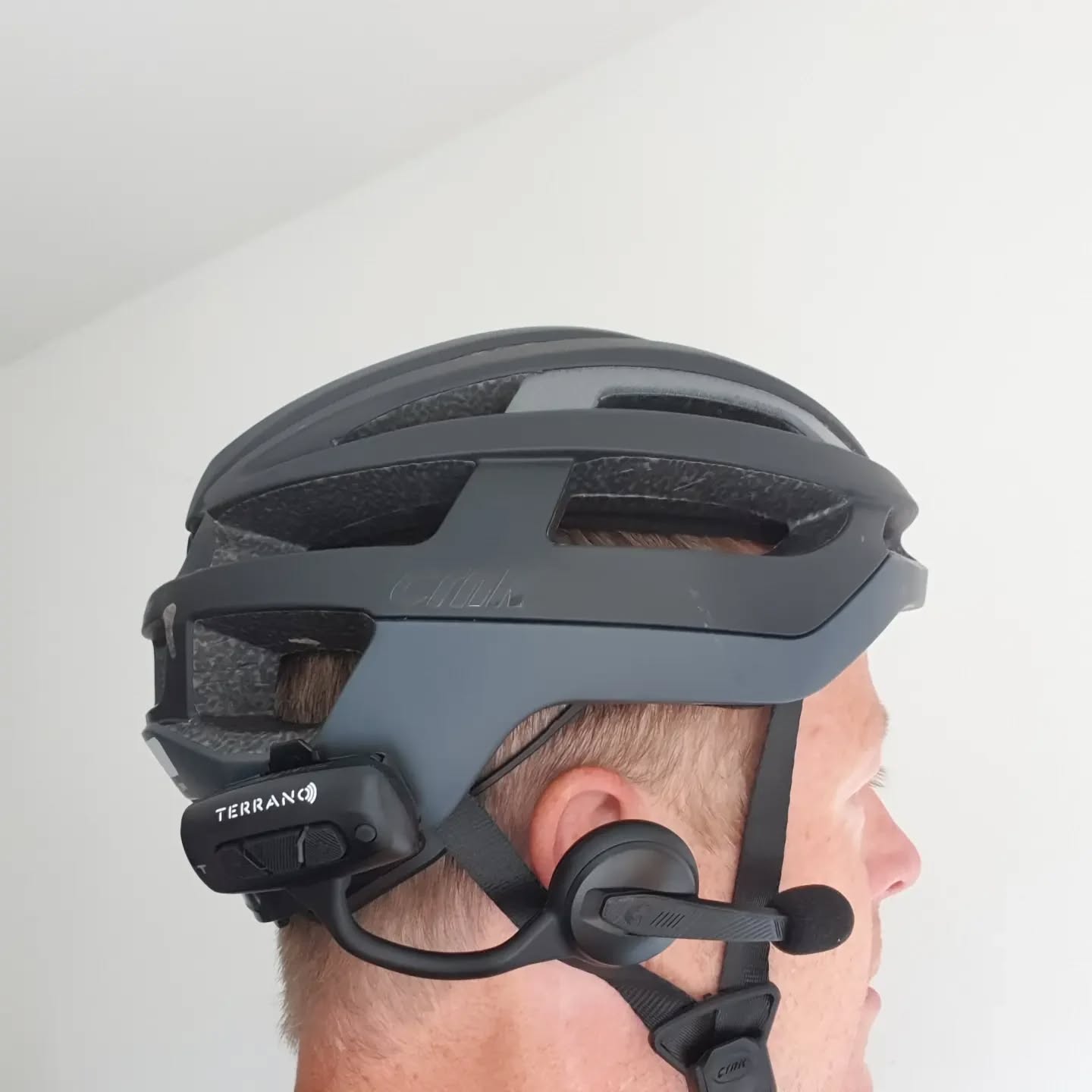 Blijf tijdens het fietsen veilig met elkaar in contact met de Terrano Q "out-of-ear" intercom, terwijl je het verkeer om je heen blijft horen. De bluetooth headset kan je verbinden met je telefoon en met de headset van je partner. Geniet van het heldere geluid door de uitstekende speakers en de ruisonderdrukking bij de microfoon. Ook zeer gewild bij koppels voor e-bike fietstochten🚴🚴
https://www.etappecycling.com/terranosystems