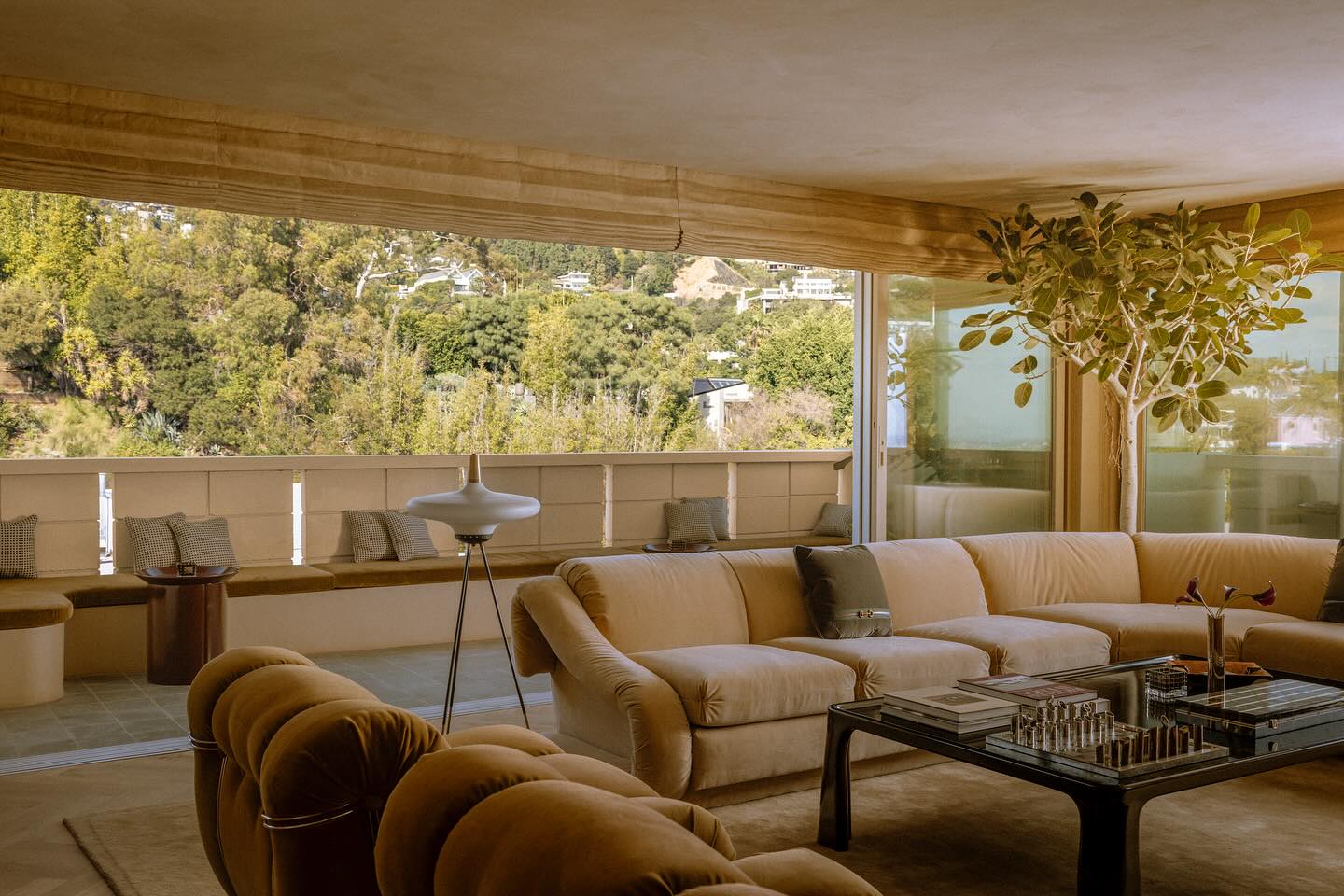 I pulled the colors from his view into the home so the lines between indoor and outdoor blend seamlessly intertwining with the hazy Hollywood sunsets. When all the doors are open it feels like one large entertaining space -
lush, sexy and grounding.
🤎, Tiffany #nightpalm
Story: @archdigest
Photographer: @pablo.enriquez
Words: @staciestukin
#interiors #murano #hollywoodhills #design #sculptural