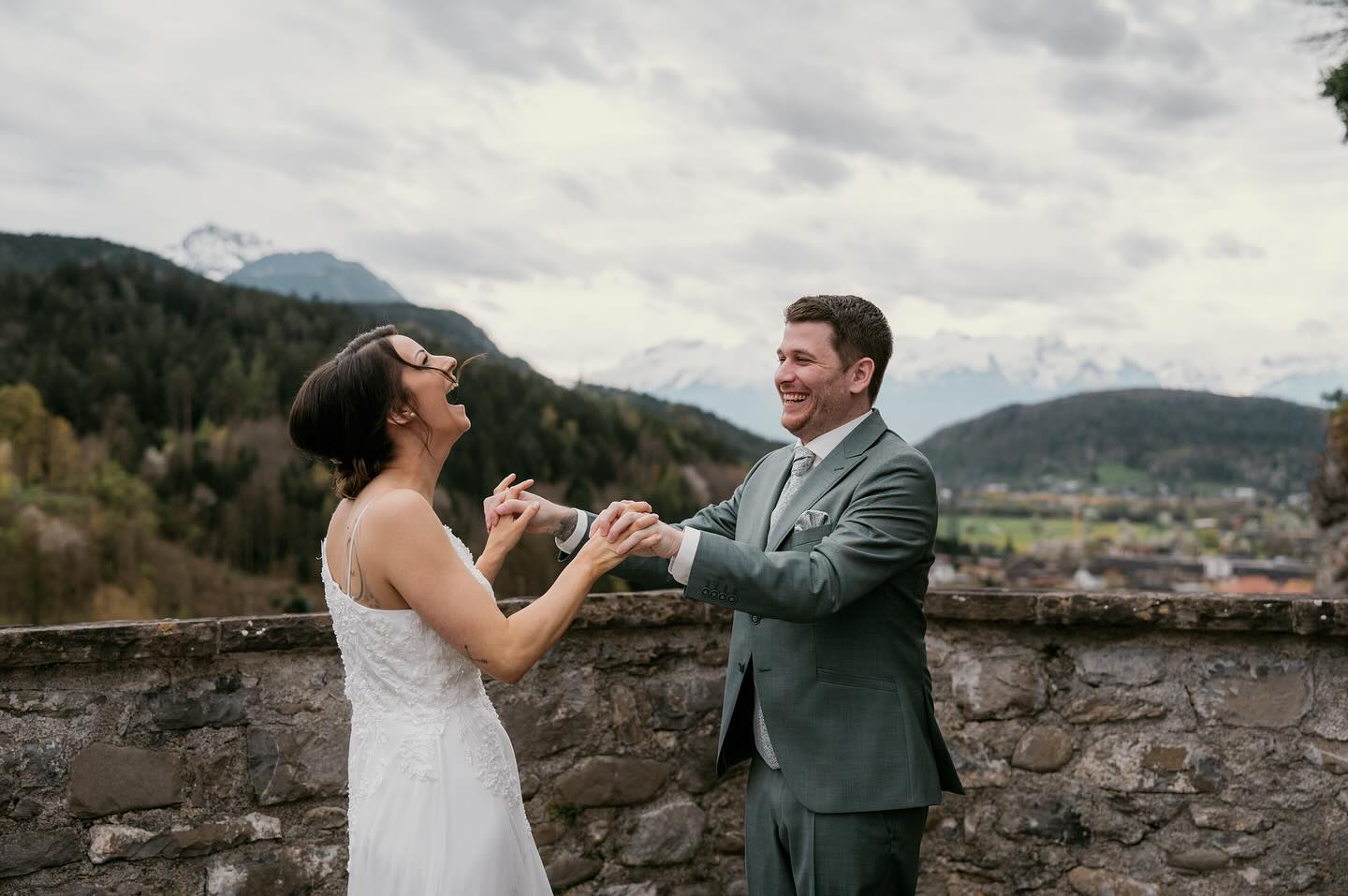 Spaß darf bei keinem Shooting zu kurz kommen 😁 für die nötigen Impulse, damit ihr euch völlig entspannen und ihr selbst sein könnt, sorge ich 😊
••••••••••••
#coupleshooting #brideandgroom #funtimes #weddingphotography #hochzeitsfotografin #heiratenimländle #bridetobe2025 #bridetobe2026 #hochzeitsfotografvorarlberg