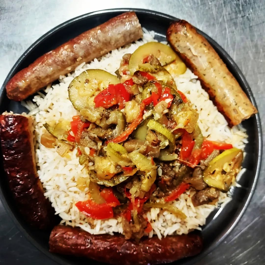 HAPPY AUGUST ! TIME FOR A BIG BREAK ! 😎
1. On a fait des plats d'été quand l'été n'arrivait plus, comme cette ratatouille maison et ces délicieuses saucisses aux herbes. Après on a fait des plats froids car l'été était trop là ! 🌞 On n'a pas compris...🥵
2. On a fermé la cuisine aujourd'hui, car il faut bien le dire, Nantes s'est vidé, et on a bien hâte de vous imiter ! 🌊⛰
Pour bien closer la cuisine, on a mis nos concombres à fermenter pendant l'été. Délicieux pickles en vue pour la rentrée 🥒
3. Si on vous manque de trop, vous pouvez toujours venir surfer sur notre brand new site internet : plumecantinesavoureuse.fr, fait maison bien entendu 🖱
On vous retrouve le mardi 27 août dès 8h30...frais er dispos !!
D'ici là, bel été à vous 😙
.
.
.
.
.
.
.
.
.
#cantinedumidi #restaurant #siteinternet #plumecantinesavoureuse #faitmaison
#vacances #été #recette #pickles #ratatouille #nantesmaville