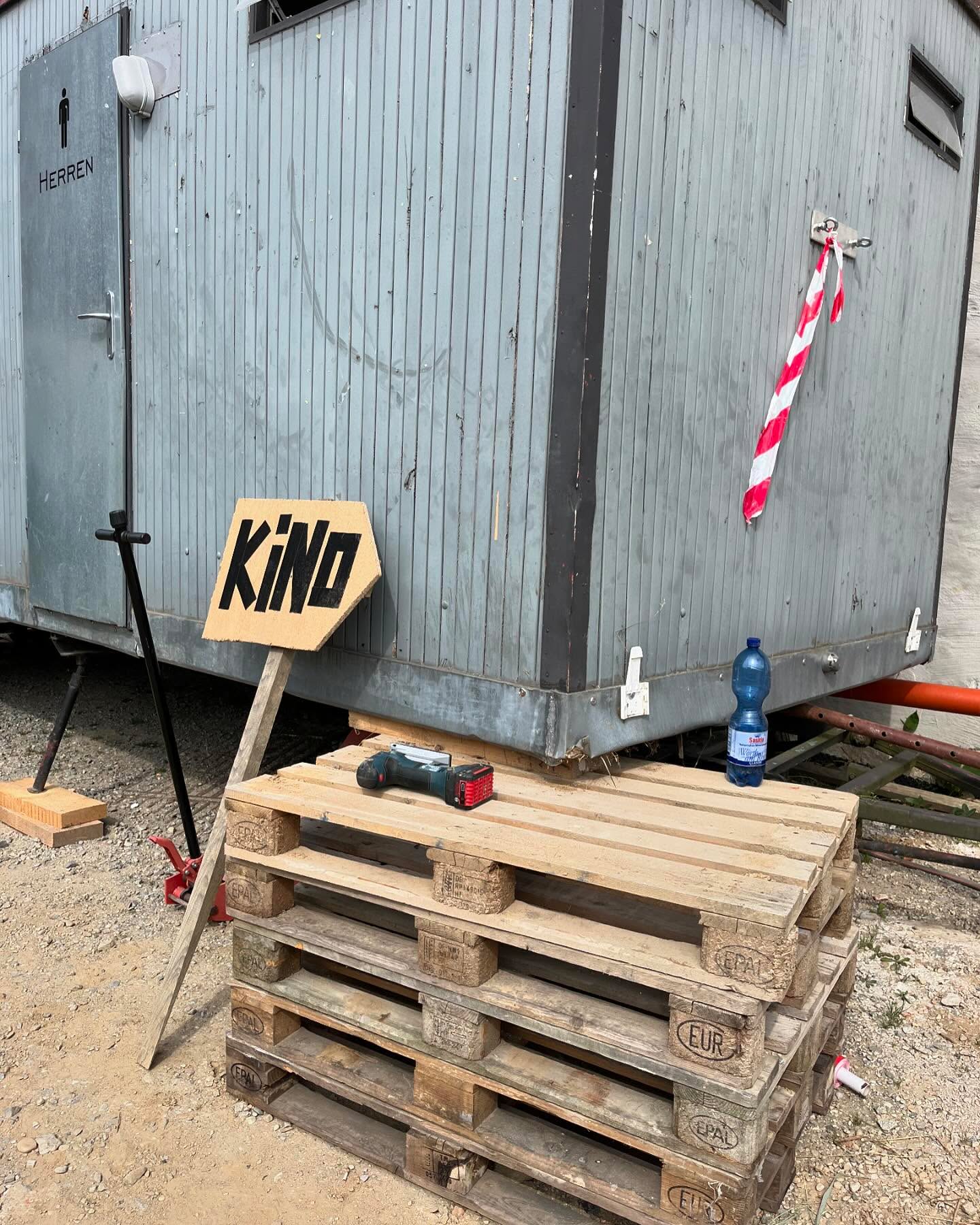 Noch die schönsten Bilder dieser Abende. Danke an die vielen Menschen die diese 3 wunderbaren Abende so derartig bereichert haben, von meinem Team, zu der Filmcrew und natürlich dir liebe @christineneubauerofficial dass du mich dabei unterstützt hast. Den Gästen die hoffentlich ein tolles Erlebnis bei uns hatten auf dass noch viele folgen werden.
Kunst, Kultur und gutes Essen kann man nicht von einander trennen, also auch großen Dank an die @landgasthof_kirchberger_stubn_ und @esskultur_forum für das Mega lecker Essen sowie dem @biotreff_vilshofen, @biohofreinhardt und Getränkemarkt Schmid für die Getränke.
Den Produzenten und Regisseuren @athanorakademie , @theterminal.mps , @alvarengaproductions , @hundswut @benjaminstrobeldop für die grandiosen Filme.
Der https://www.bluelight-dienstleistungen.de/ für den Fuhrpark.
Und danke für die besten Freunde auf diesem Planeten
Ohne euch alle wäre das alles nicht möglich gewesen!!!
Hoffentlich hab ich niemanden vergessen 😅🙈
Ab jetzt geht’s wieder weiter mit Bauernhof 👋🏼
#permaculture #bauernhof #landleben #kino #openair #outdoor #kulisse #kunst #kultur #gutesessen #publicviewing #windorf #passau #landkreispassau #vielfalt #region #regional #saisonal #bio #powermoves