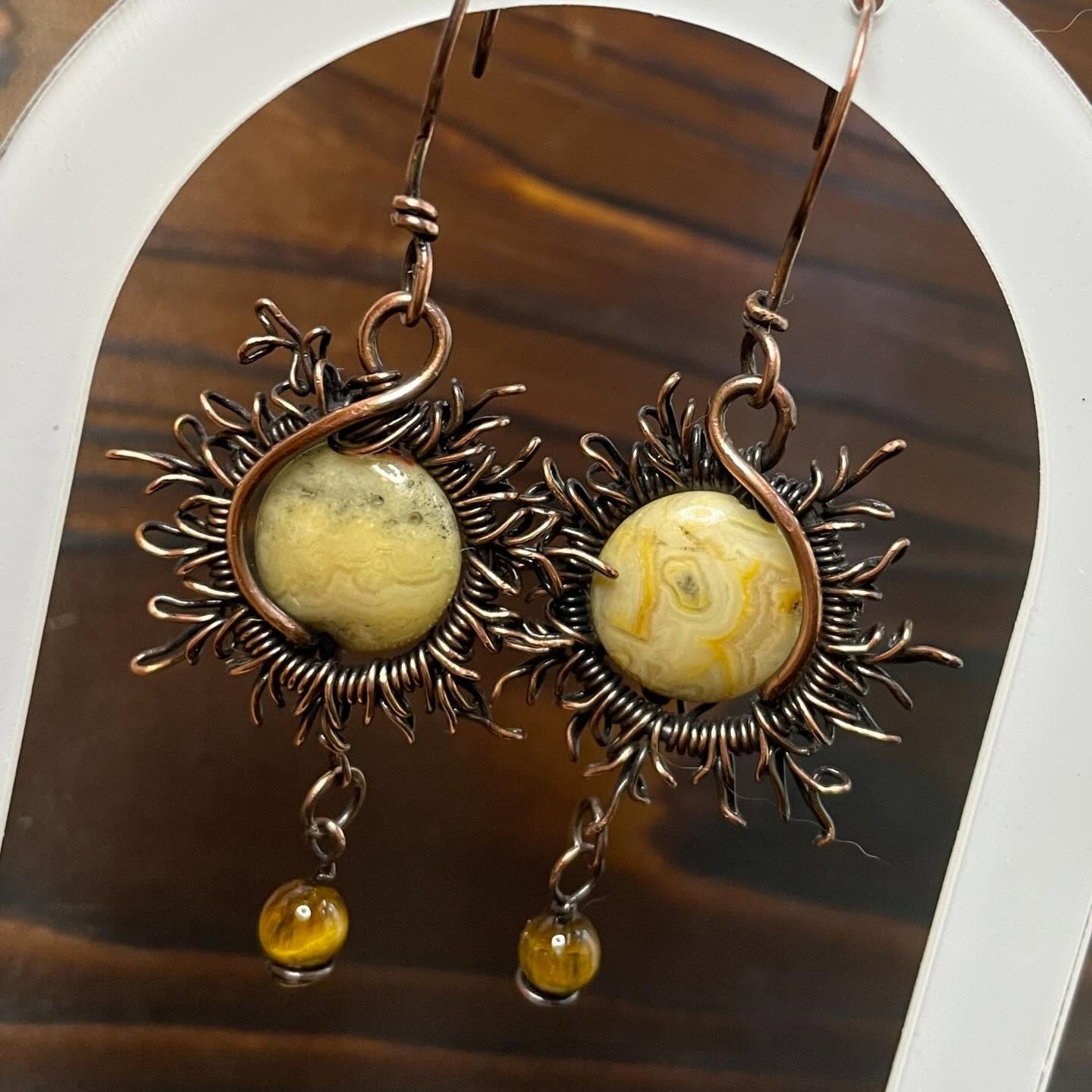 One of my latest pair of earrings, part of a sun/moon series. I really love these! ❤️🌒 ☀️🪐
#copperwire #copperwirejewelry #copperwirewrap #localartist #localartists #handmadejewelry #jasperjewelry #moonstonejewelry #stonesandcrystals #naturalstonejewelry #antiquedcopperjewelry