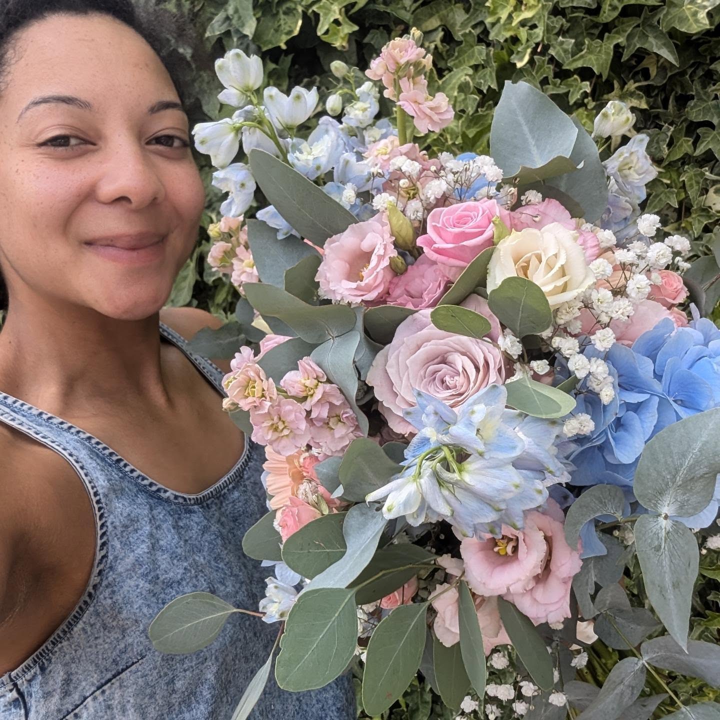 I'm just so obsessed with how beautiful this is .. credit to the flowers .. doing all the work of course!
In the the blue corner we have hydrangeas and delphiniums - summer classics and repping it for the pinks we have faith roses, scented stocks, peach germinis and gorgeous Lisianthus, all encompassed with gypsophila, euc and populus.
So delicate and light ... Well not in weight 😅
Loved it 🩵🩷🤍