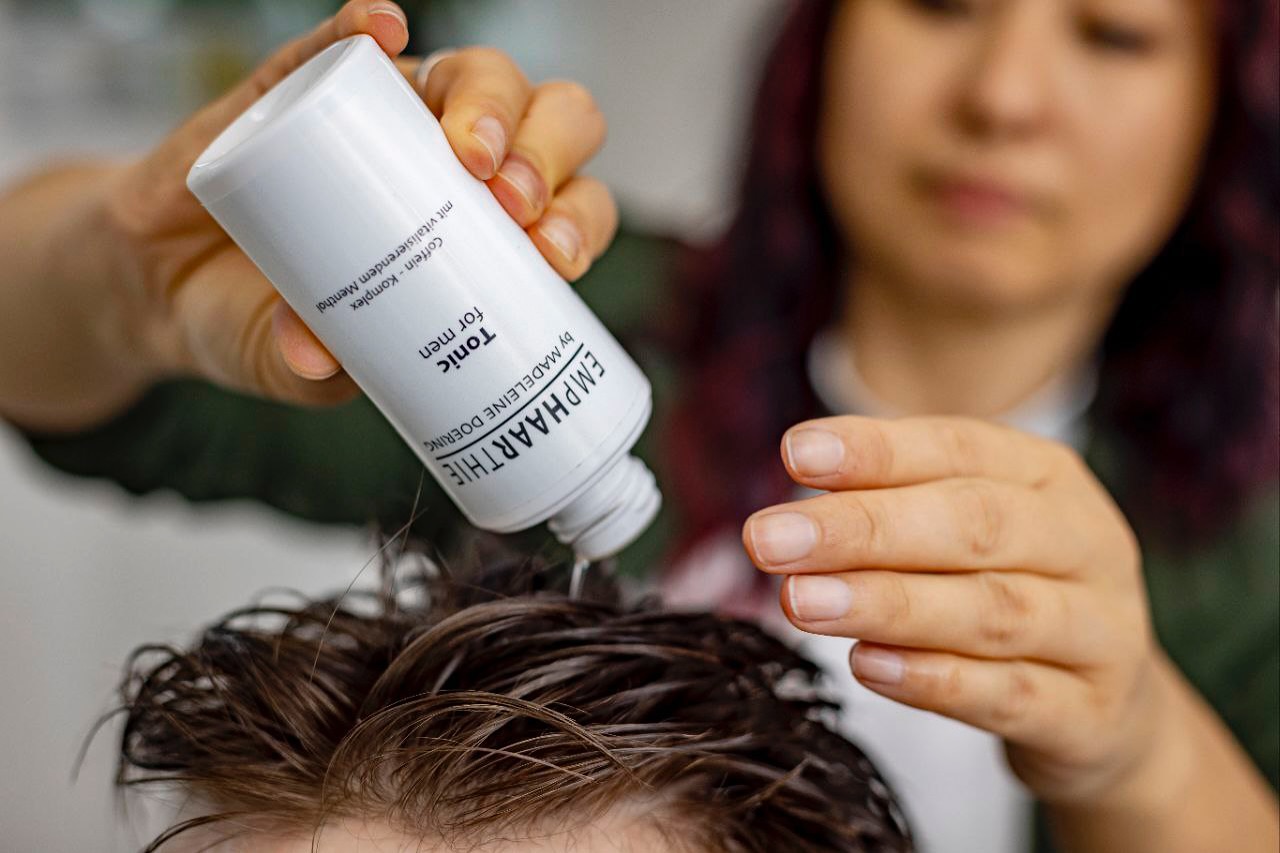 Tonic for men 🤍
📸 @jannettekneisel
#menhair #tonic #haarwachstum #haargesundheit #emphaarthie #madeleinedoering