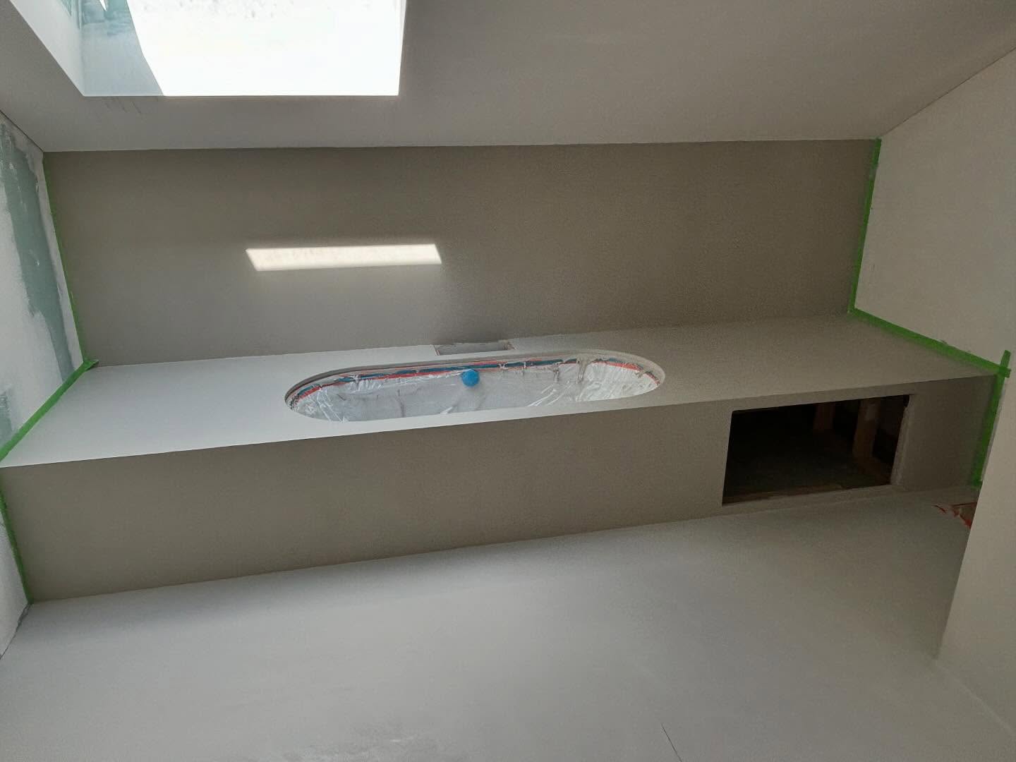 Werf in uitvoering. Microcement van Resistone, kleur Caliza.
#microcementbathroom #microcement #resistone #resistone_microcemento