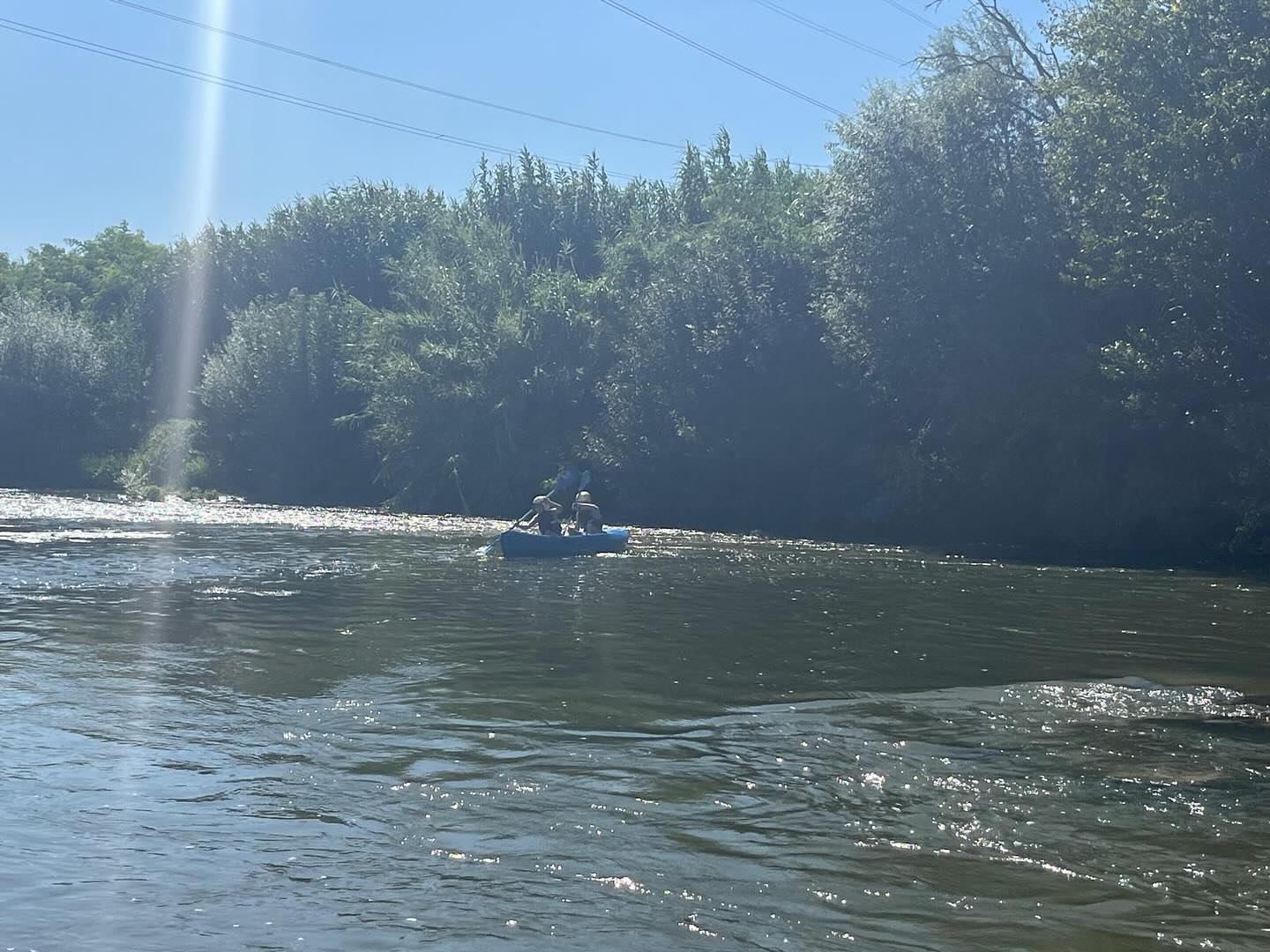 A fab afternoon spent at Eaurizon (Base Nautique), in Puichéric. Just the other side of Carcassonne, towards Narbonne. There are lots of different activities available. Today, we did a kiak through simple, occasional, rapids. Take a picnic and enjoy! #eaurizonactivitespleinenature #outdooradventures #kiaking #southoffrance