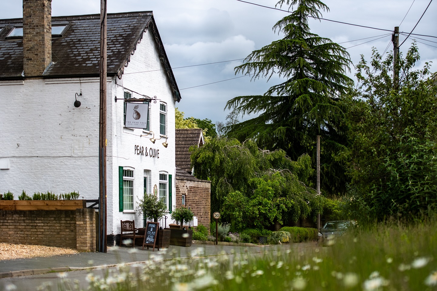 📍 Hildersham
Book a table now for August, indoor or outdoor dining.
📷 @tony_ellis_photography @coti.media
#hildersham #cambridge #village #pearandolive #restaurant #dining #summer #alfresco #smallbusiness #southcambs #august #booknow #familyrun #supportlocal