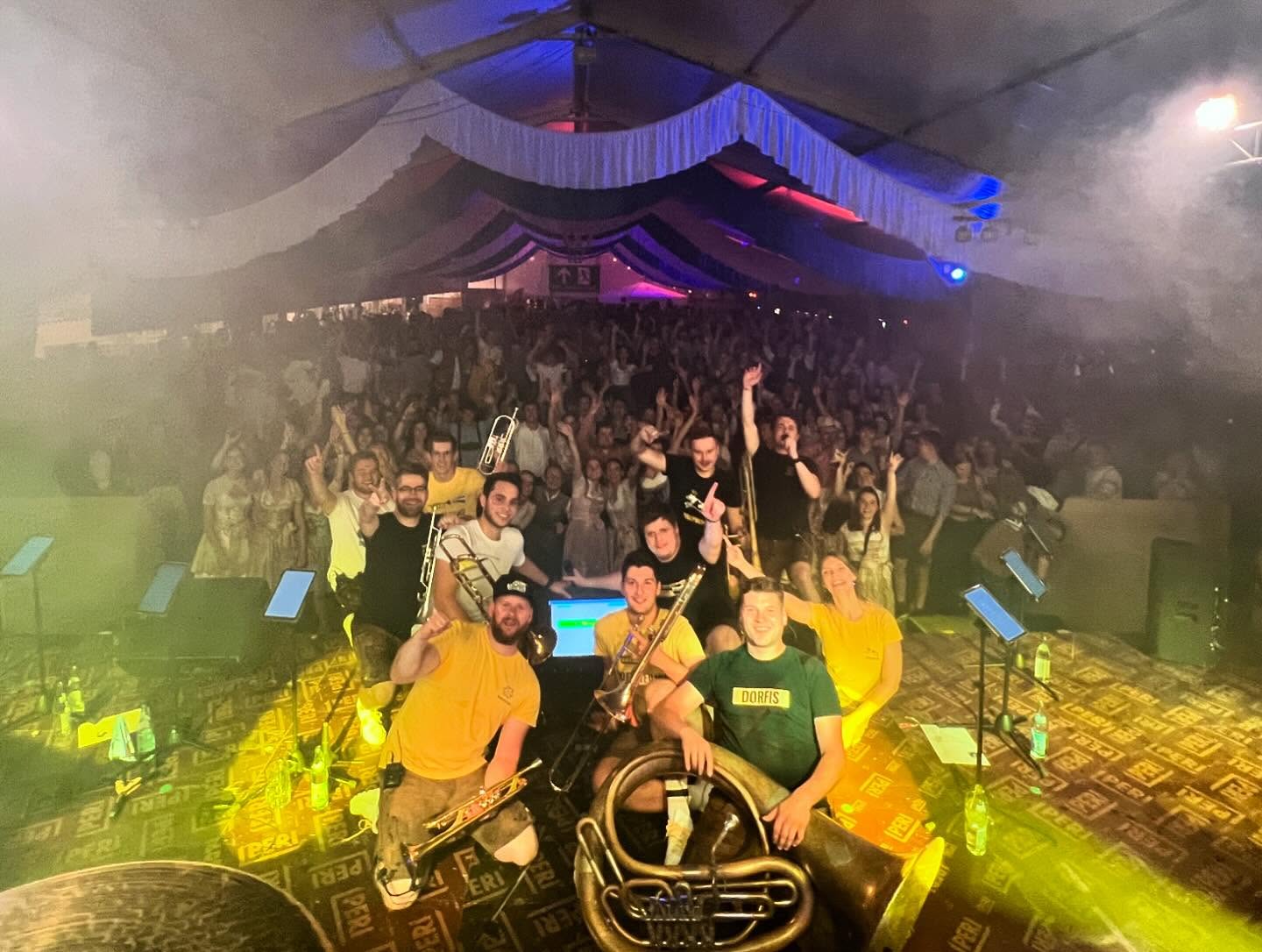 ... Wo war ich in der Nacht ... von Sonntag auf Montag ...?!? 🎼🎹🎺🥁
Wir waren in Erolzheim! 🥳🥳🥳 Leute, Leute, ein fettes Dankeschön an Euch! 🎉😎 Man hat es förmlich gemerkt, dass am Sonntag Abend bei allen die Synapsen im Hirn komplett im Ausnahmezustand waren und das Wochenendgefühl einfach für immer bleiben wollte 🤯🤩
Dankeschön an den @mv_erolzheim für die Einladung und für das tolle Fest 😇🙏🏻
Wir spürten beim Publikum im Zelt sogar die böhmische Liebe und das mährische Feuer auflodern, als wir einen Abstecher ins Traditionelle gemacht haben. 🔥😉
Es war uns eine Ehre, bis zum nächsten Gig...
Eure Dorfheilige ❤️🥳✌🏻
.
.
.
.
#dorfheilige #discopogo #halligalliohneende #bierzeltliebe #heimatfest #erolzheim