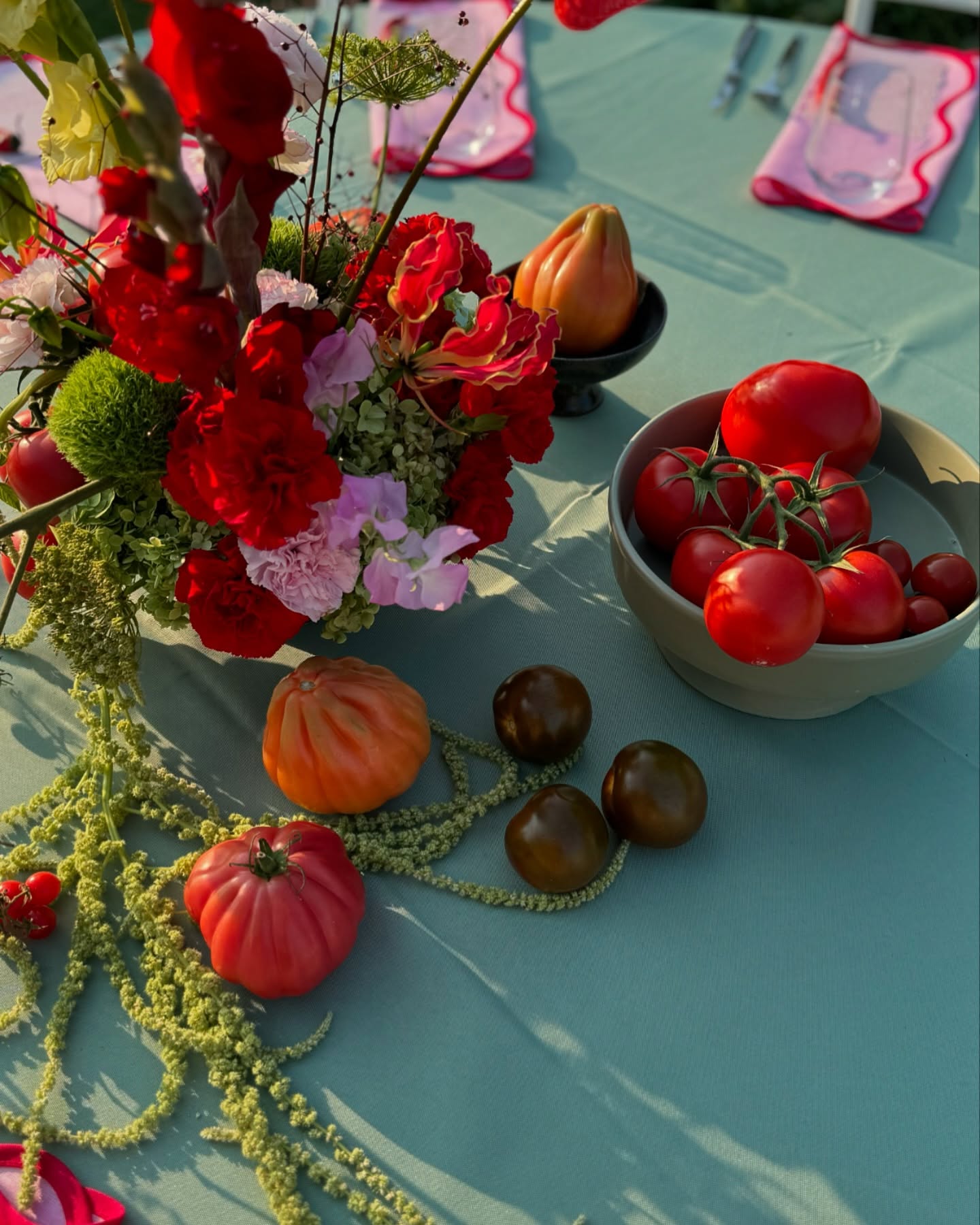Und hier nochmal eine Detail Aufnahme dieser knalligen Kombi 🍅
@annamariadamm
@juliangutjahr
#tablesetting #decoration #wedding #italy #destinationwedding #tomato